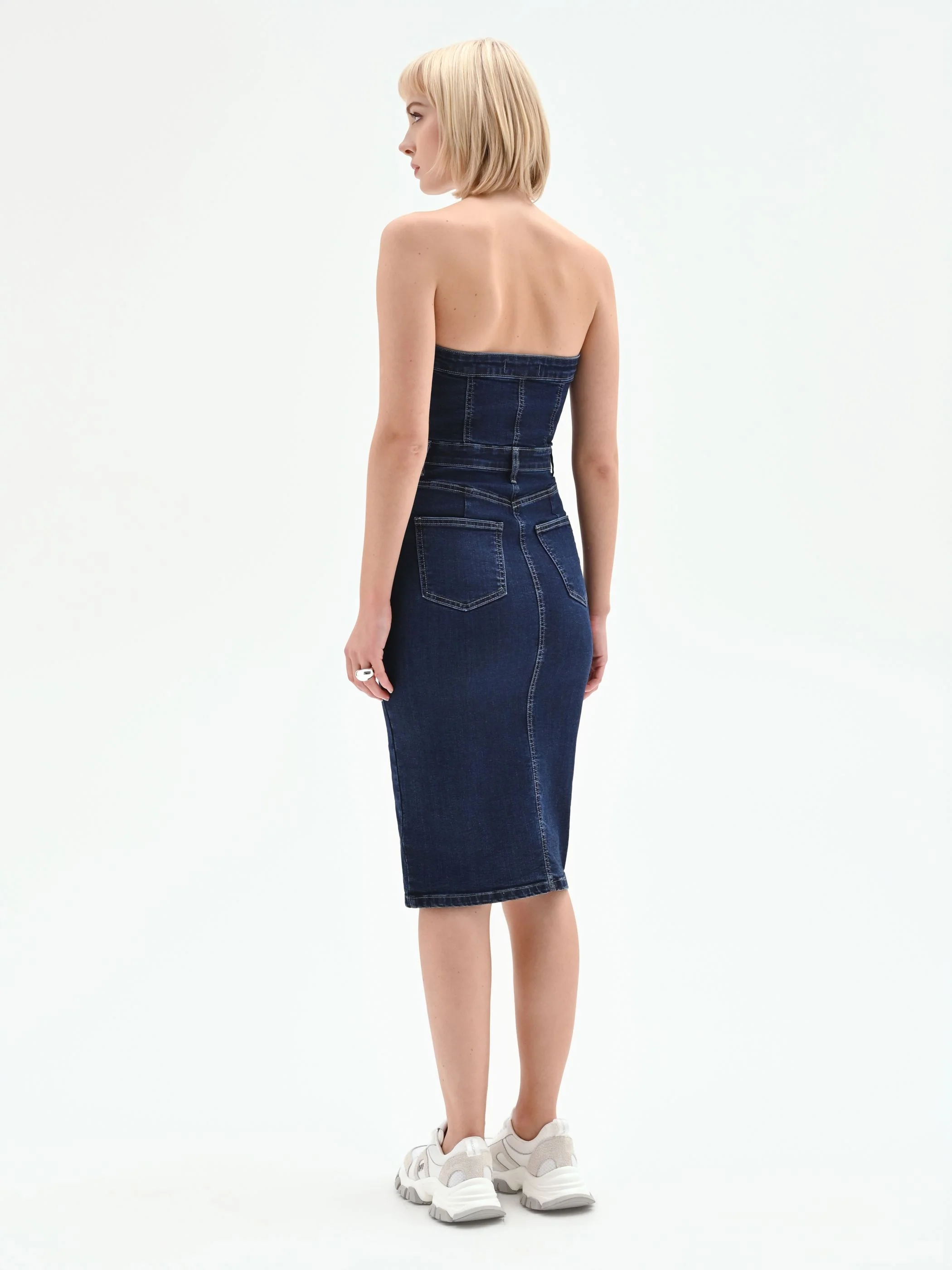 Abito a tubino in denim blu navy con bottoni dorati - Image 2