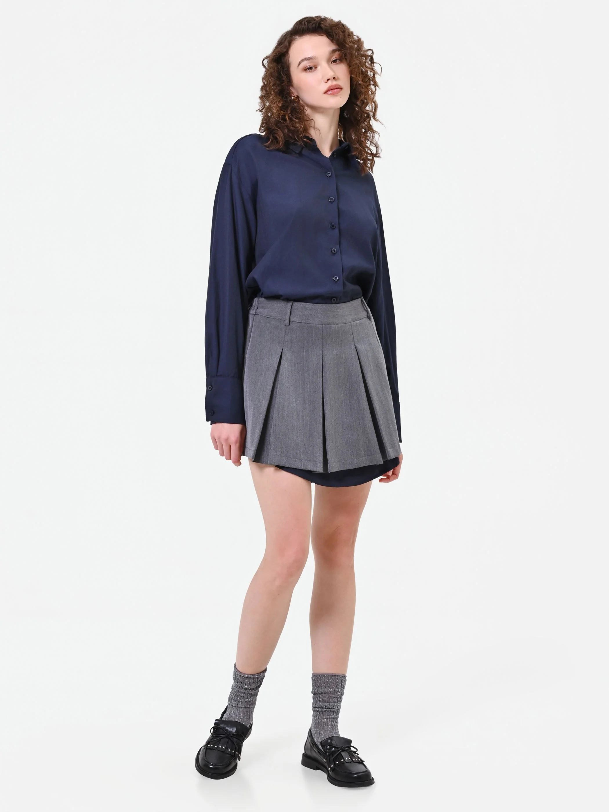 Abito grigio con camicia a contrasto - Image 2