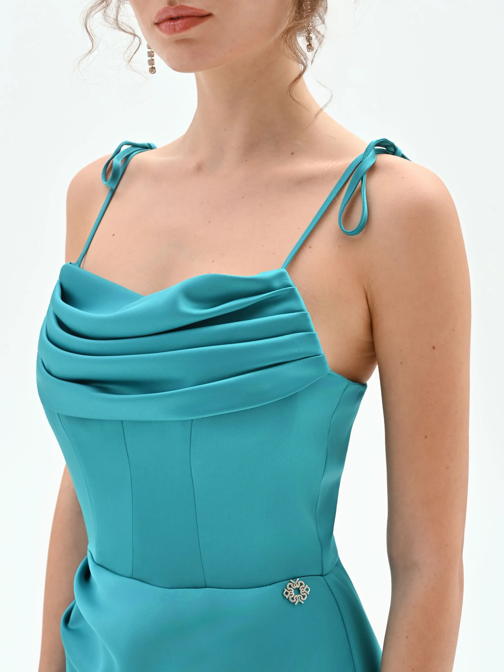 Abito lungo atelier verde smeraldo con scollo drappeggiato - Image 3
