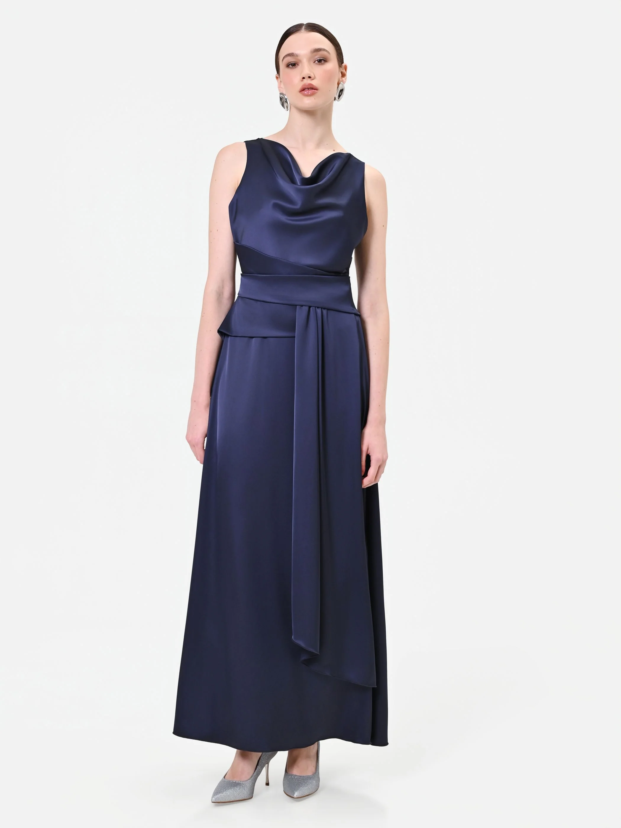 Abito lungo blu navy con scollo drappeggiato - Image 3