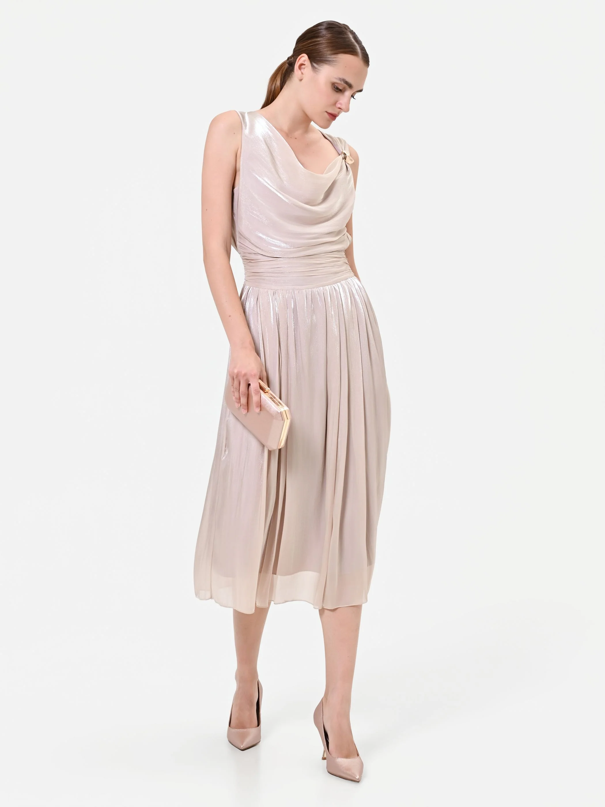 Abito midi tortora beige con scollo drappeggiato - Image 5