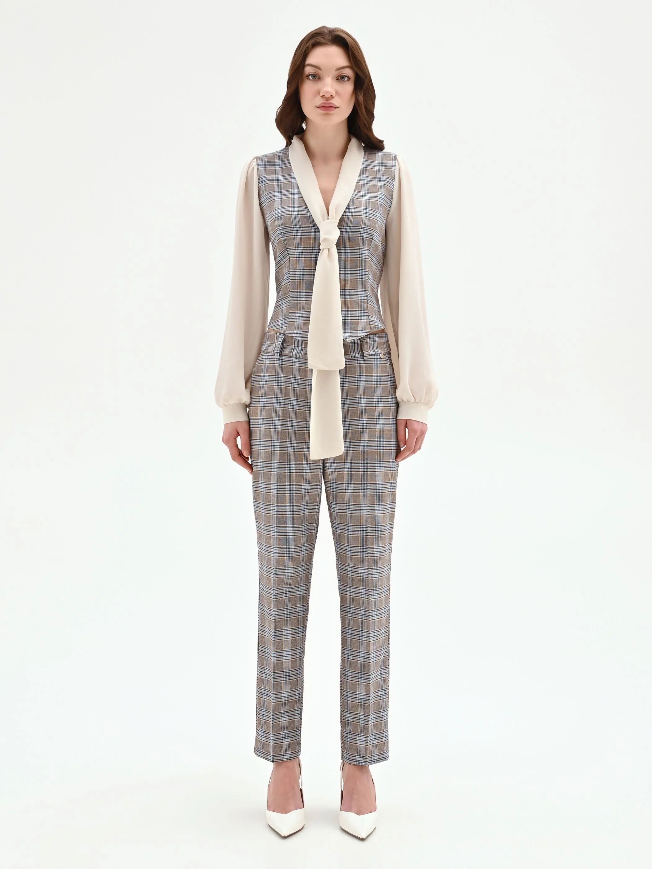 Blusa azzurra check con gilet e collo lavallière