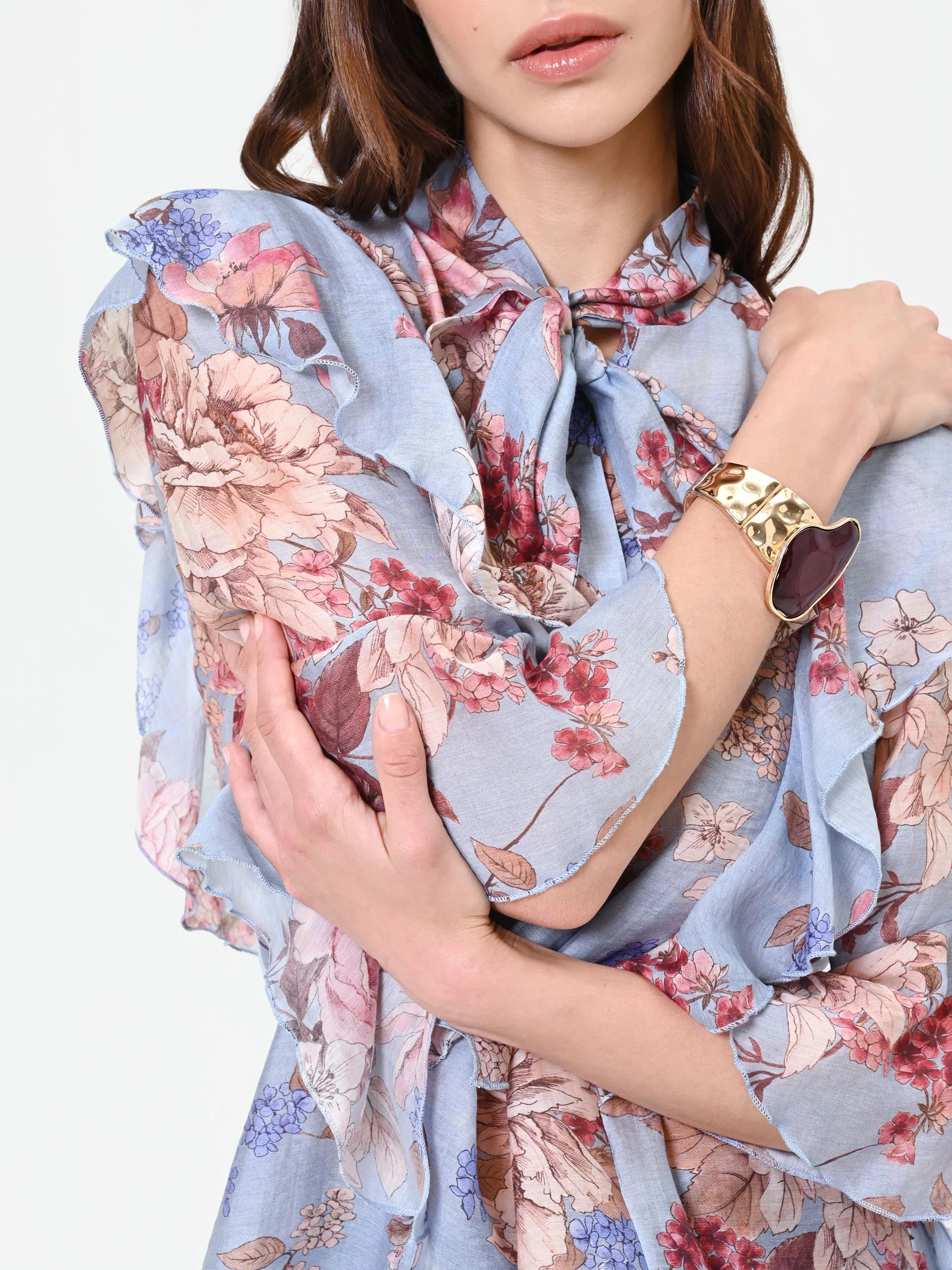Blusa azzurra con fantasia floreale e fiocco - Image 4