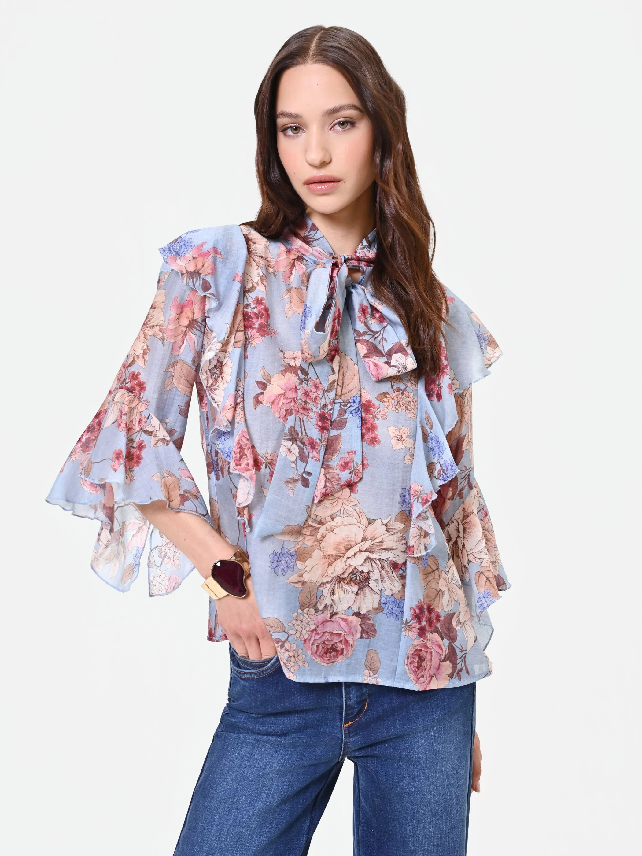 Blusa azzurra con fantasia floreale e fiocco - Image 5