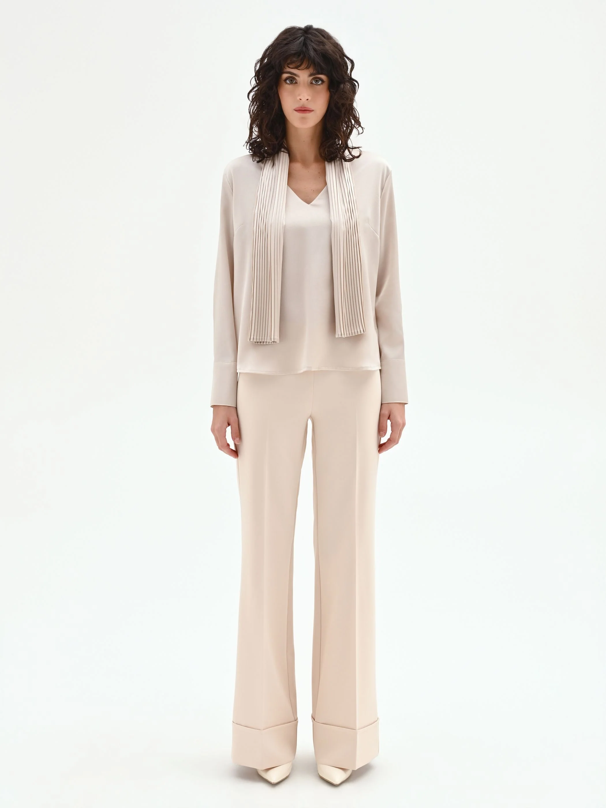 Blusa beige chiaro con foulard plissettato