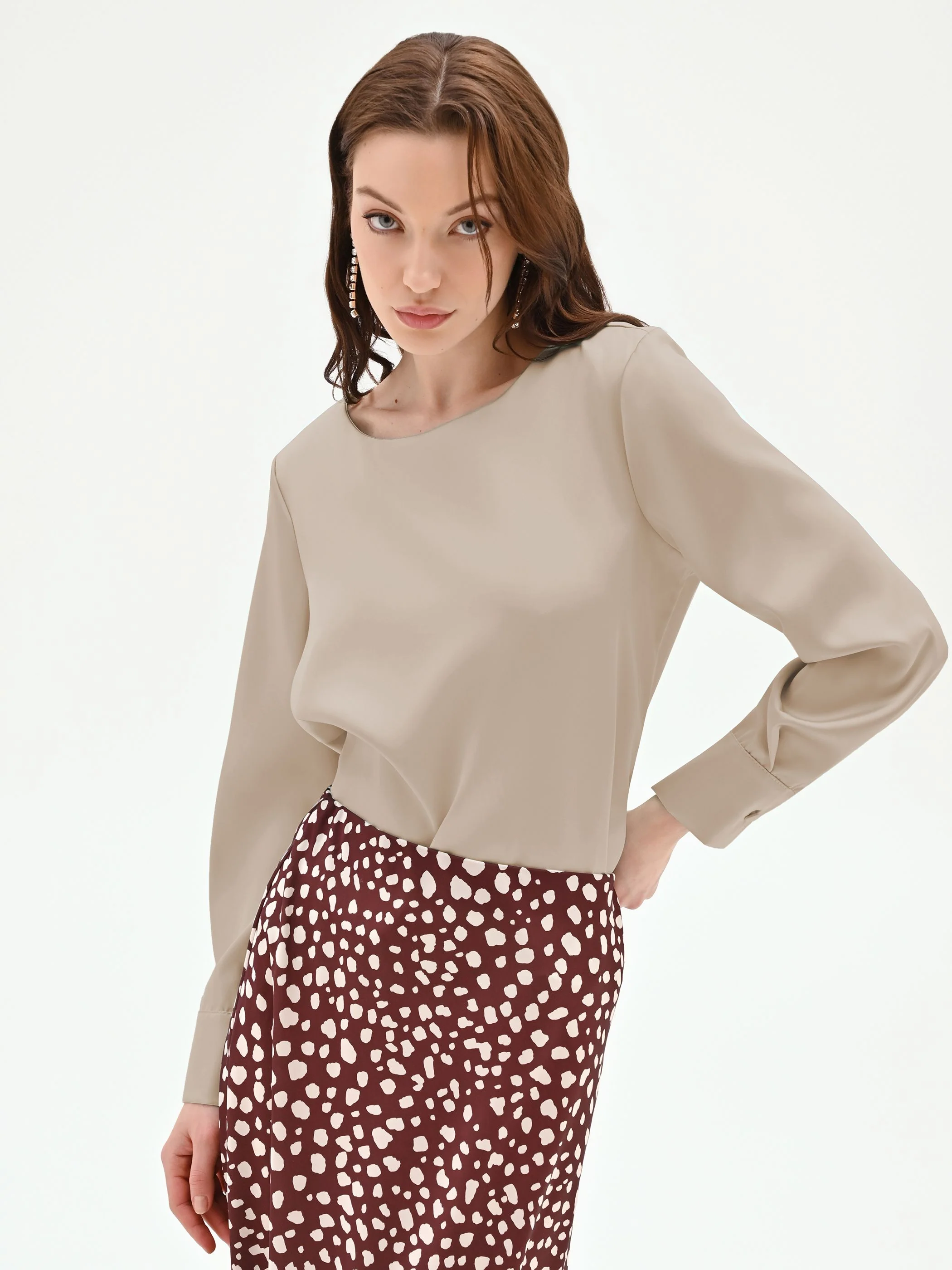 Blusa beige in raso con polsini - Image 5