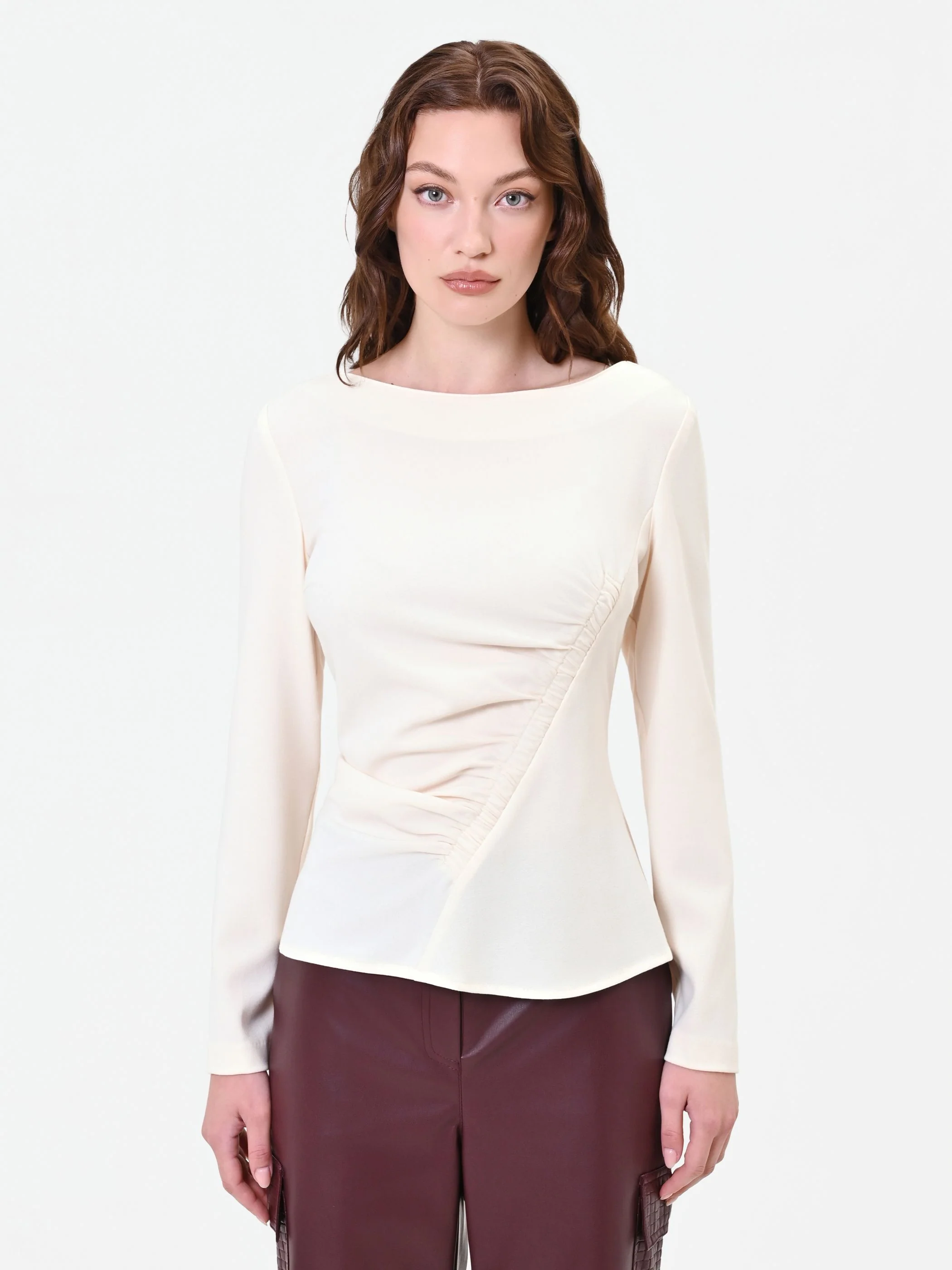Blusa bianca con drappeggio asimmetrico - Image 4