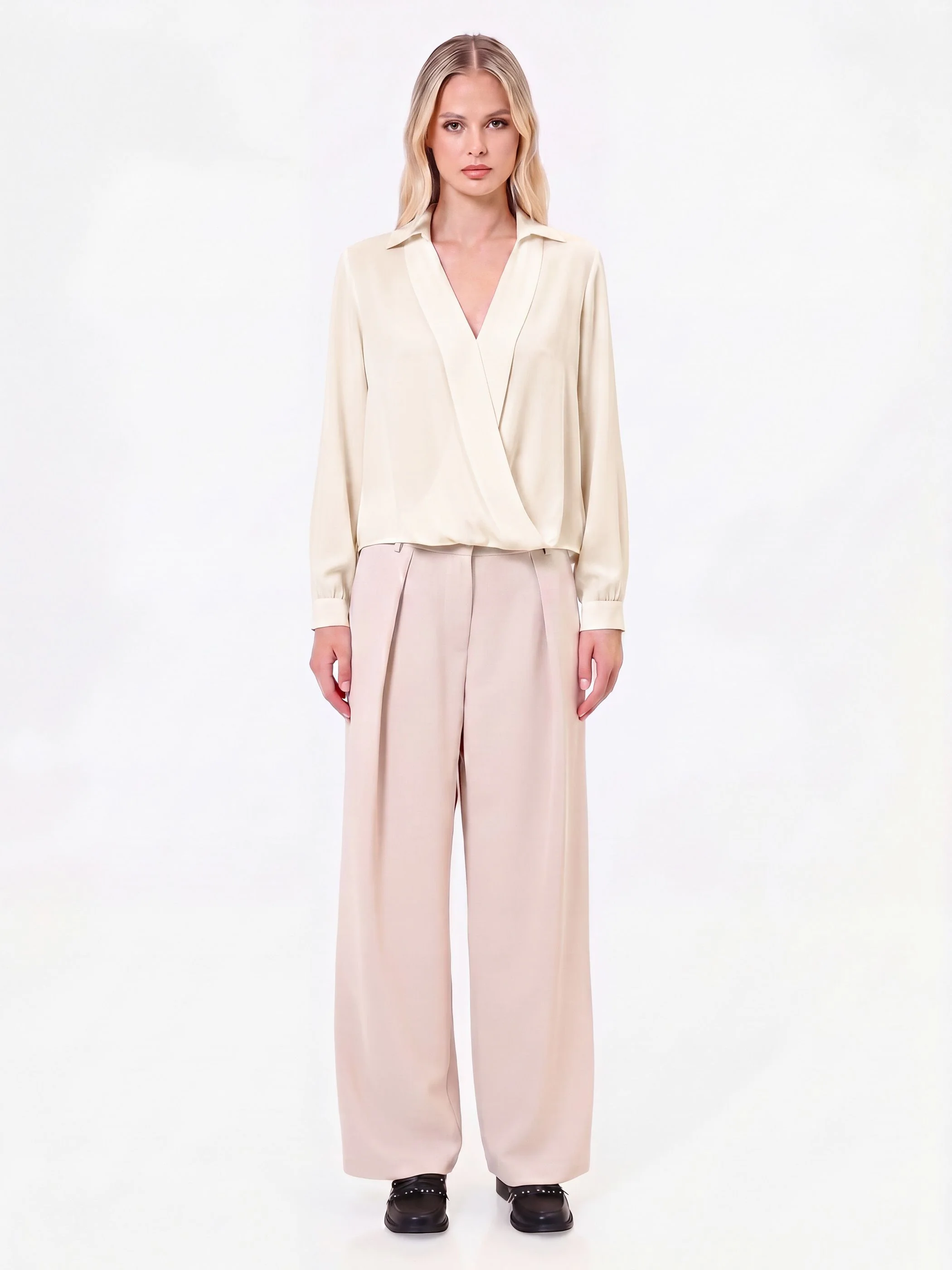 Blusa bianca con incrocio in raso