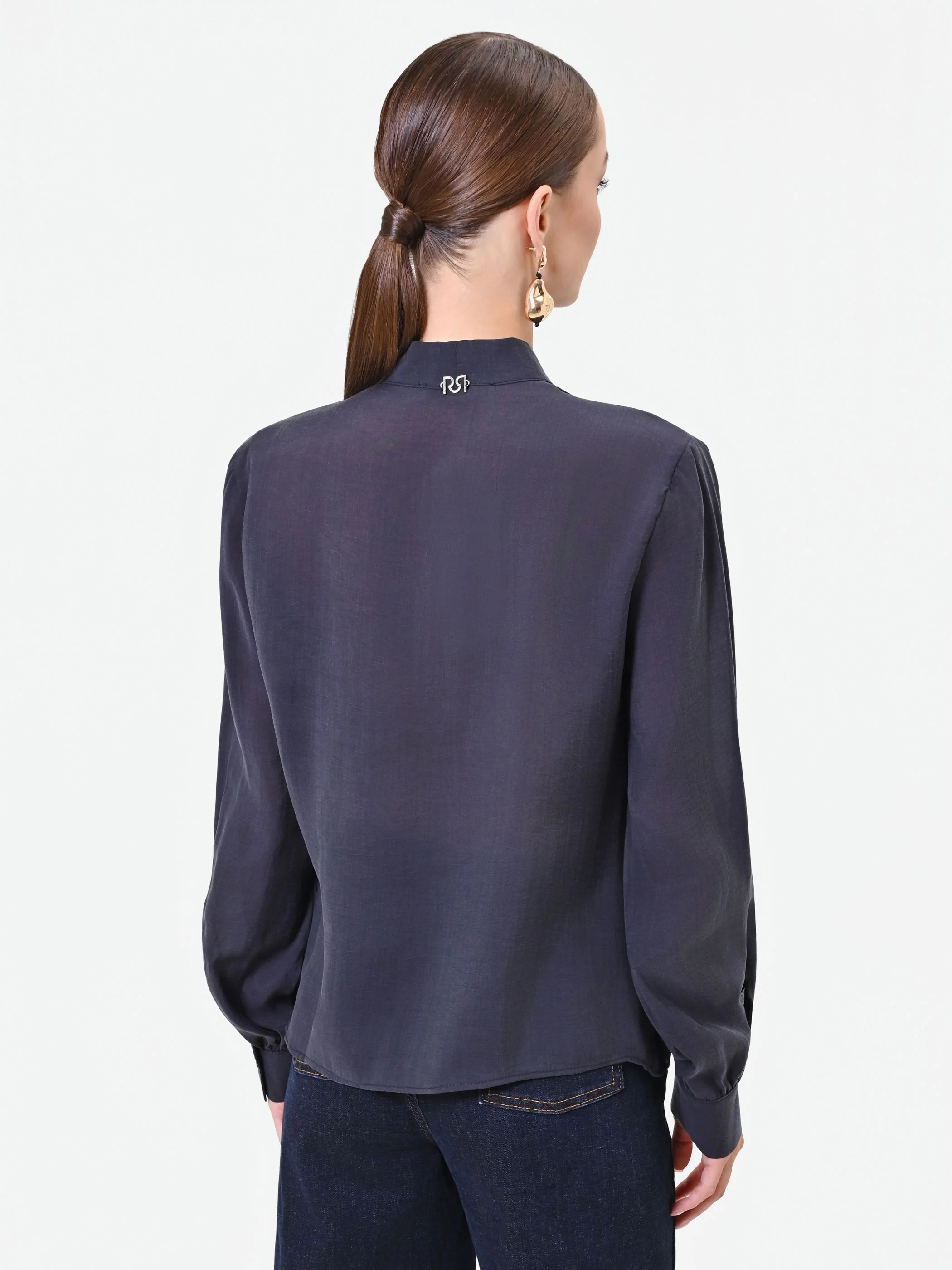 Blusa blu navy con collo a fiocco e volant