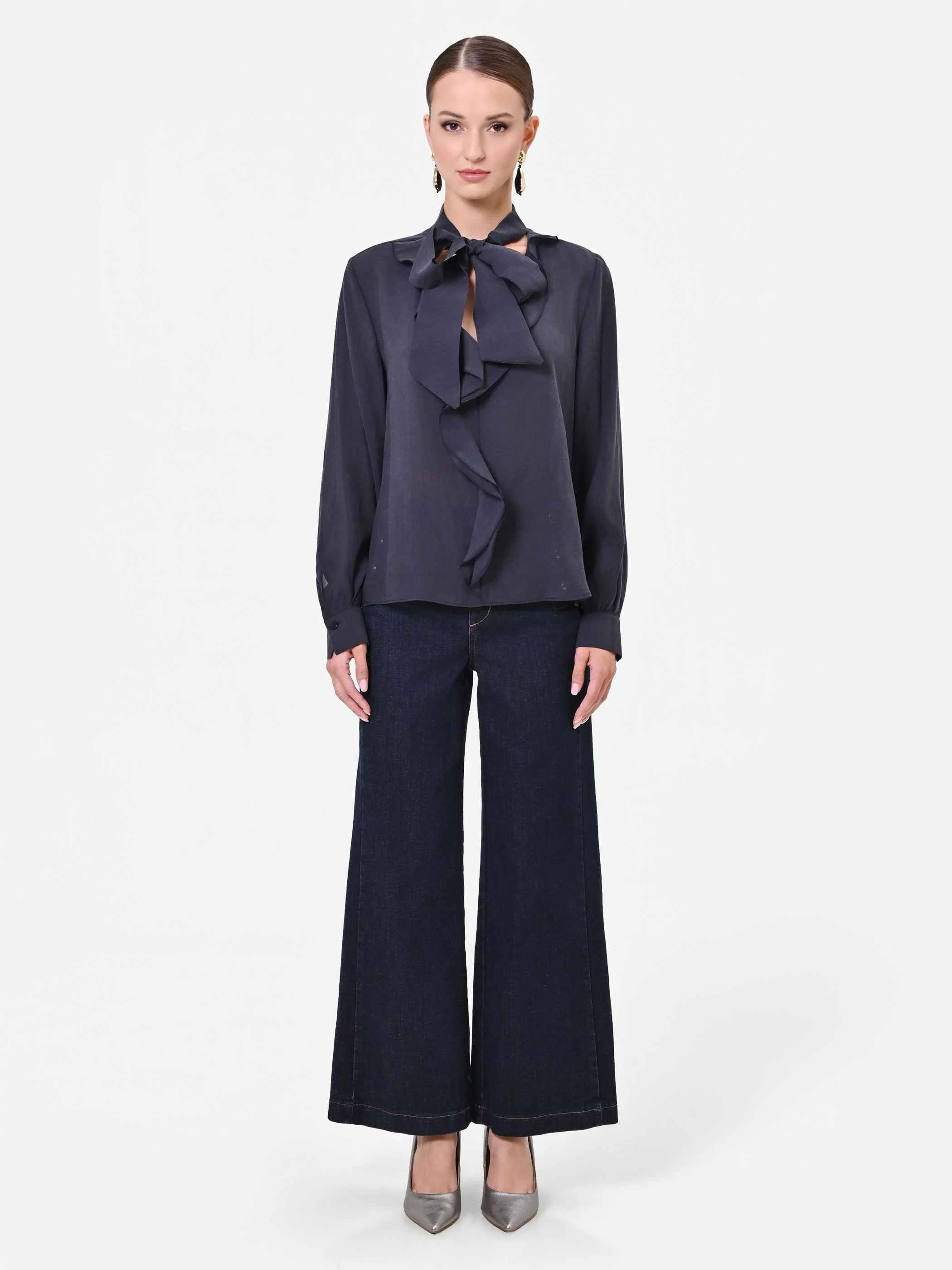 Blusa blu navy con collo a fiocco e volant - Image 4