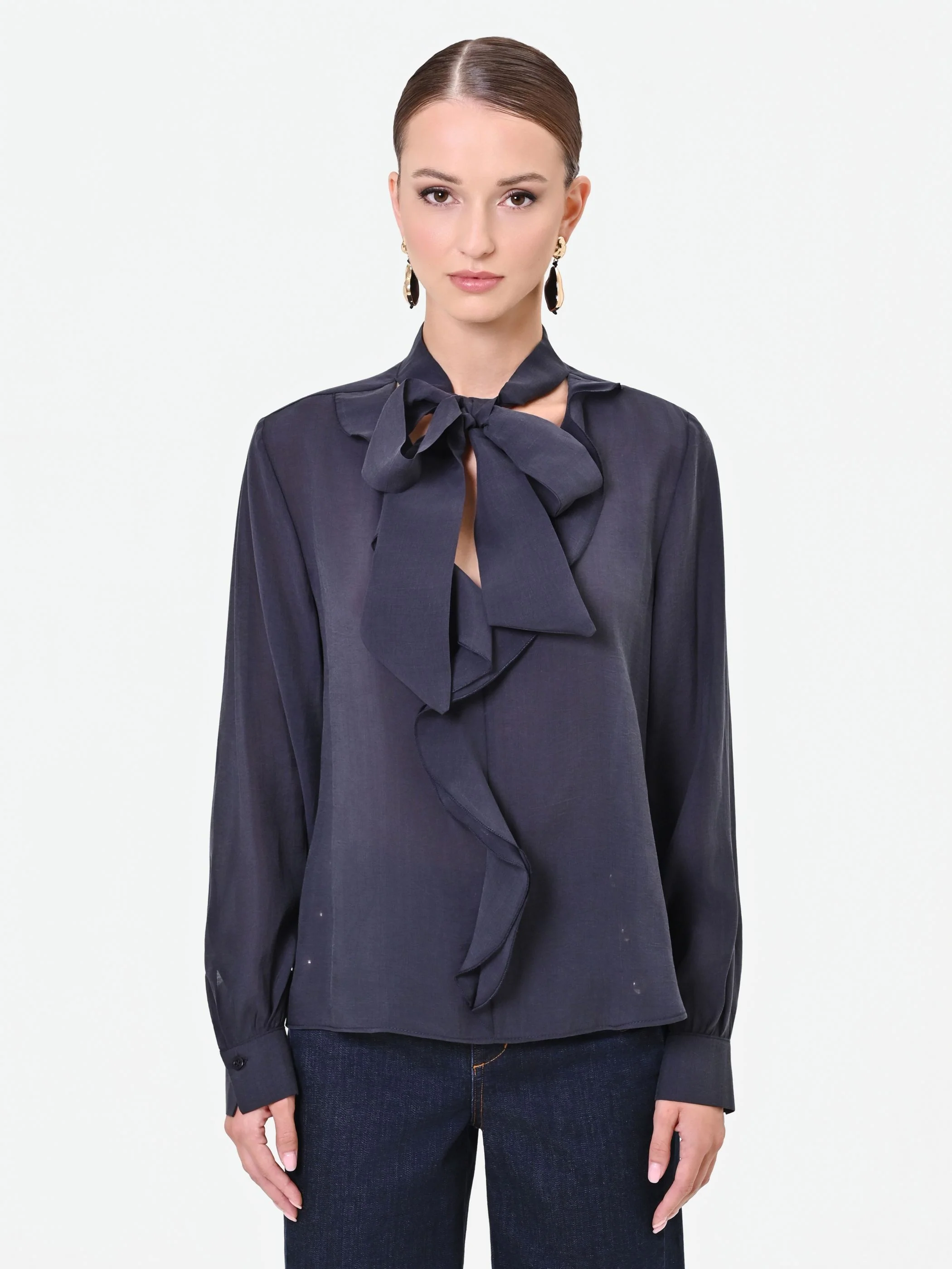 Blusa blu navy con collo a fiocco e volant - Image 5