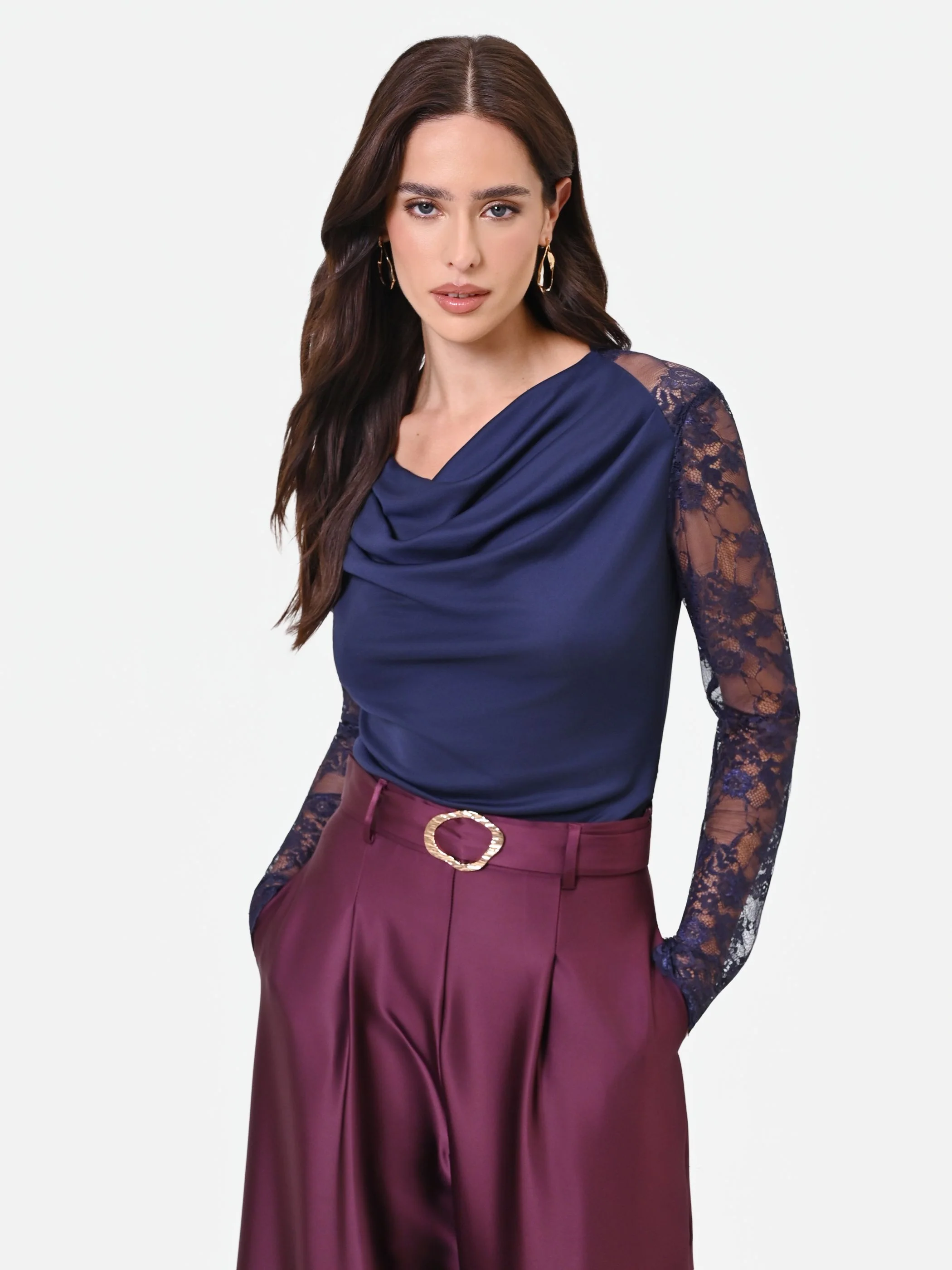 Blusa blu navy con scollo ad anello e maniche in pizzo - Image 2