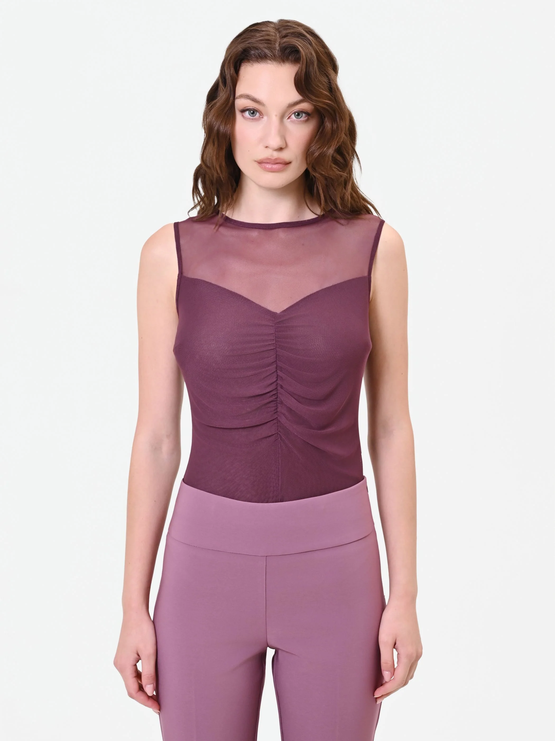 Blusa bordeaux con carré in tulle