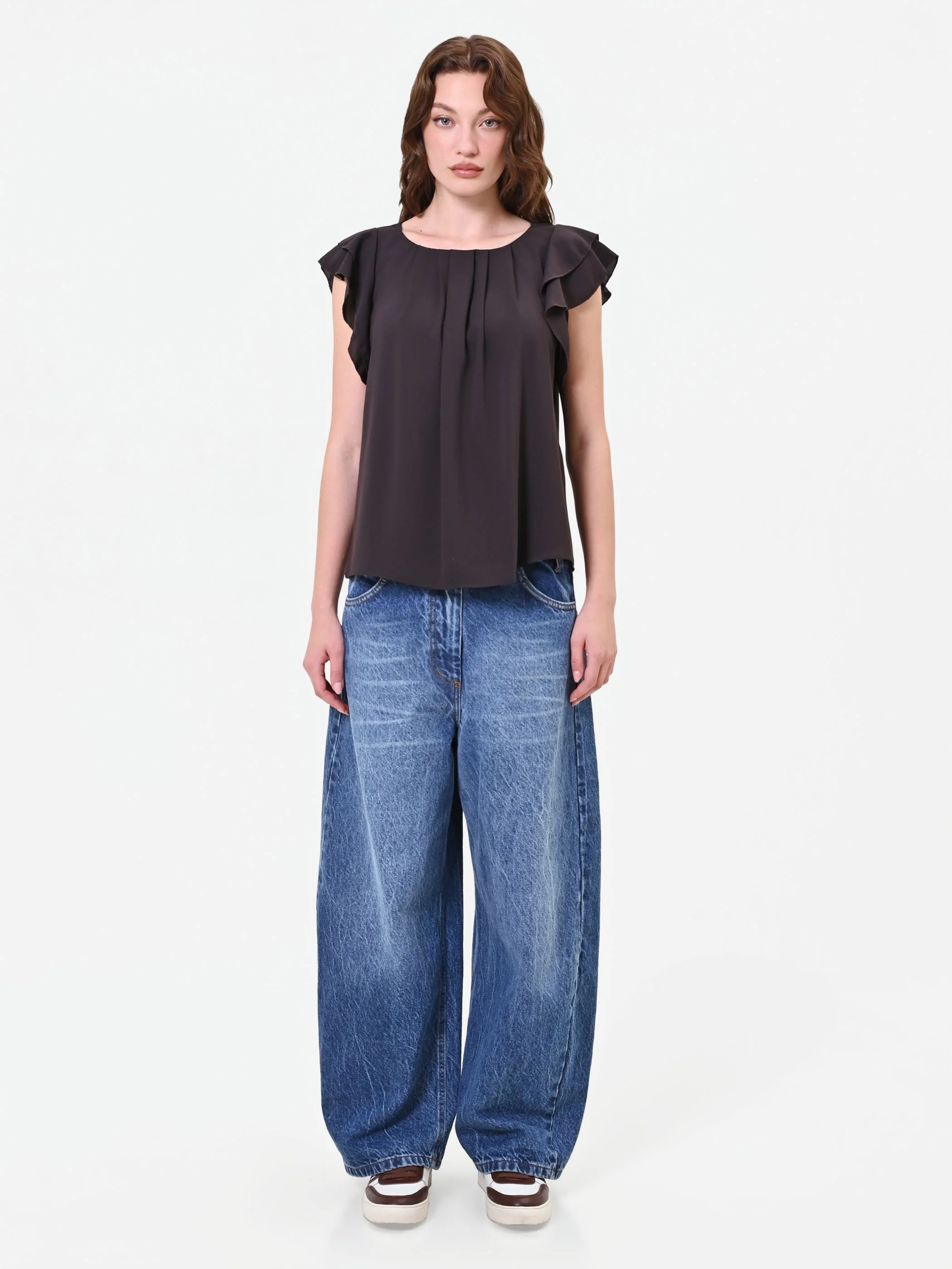 Blusa fluida marrone con dettaglio di volant - Image 2