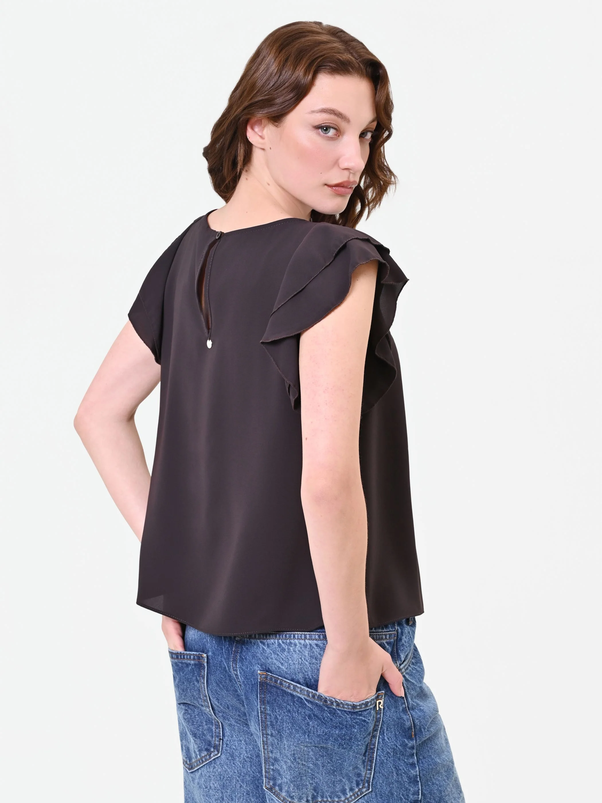 Blusa fluida marrone con dettaglio di volant - Image 4
