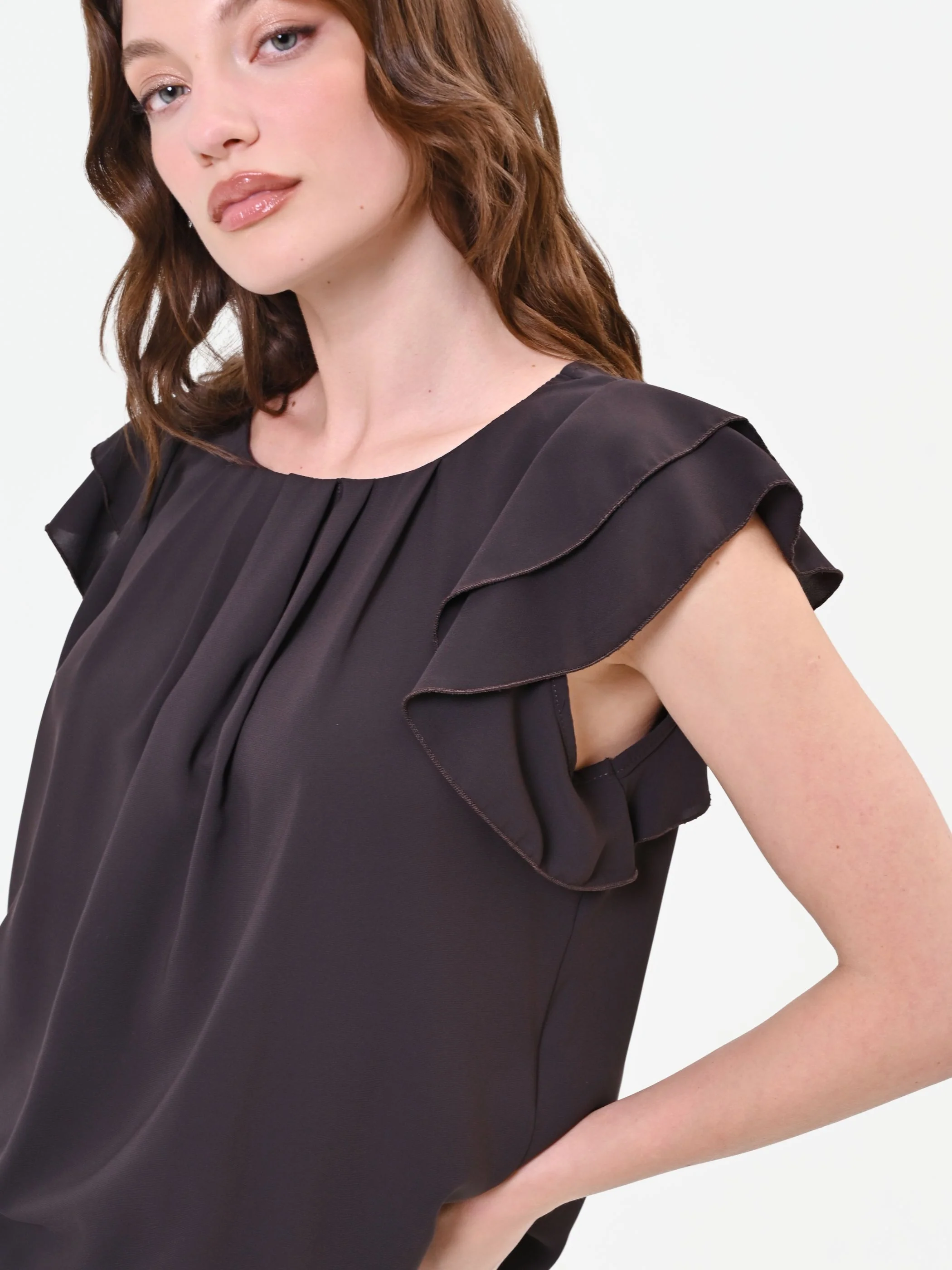 Blusa fluida marrone con dettaglio di volant - Image 5