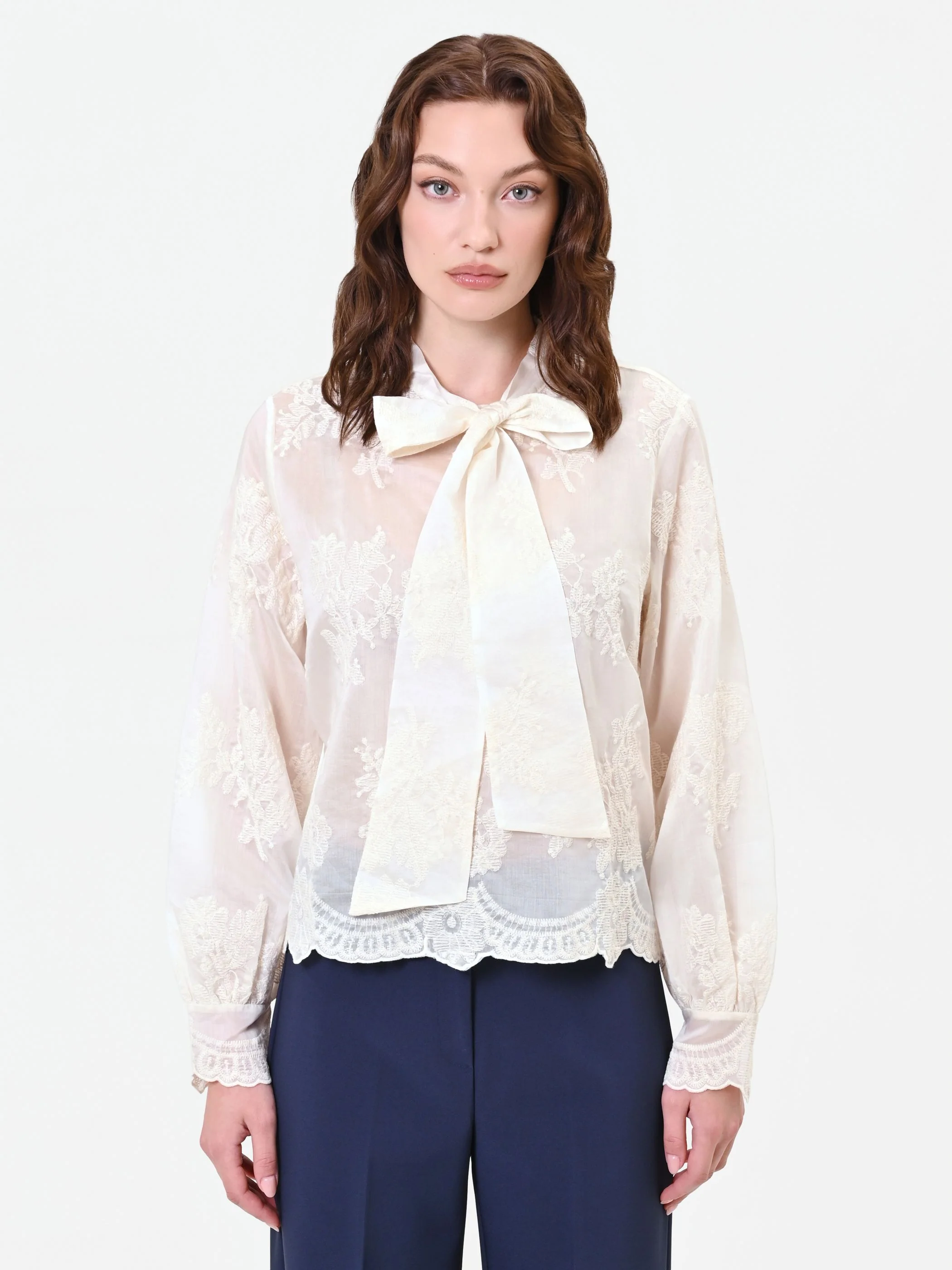 Blusa in pizzo panna con fiocco al collo - Image 2