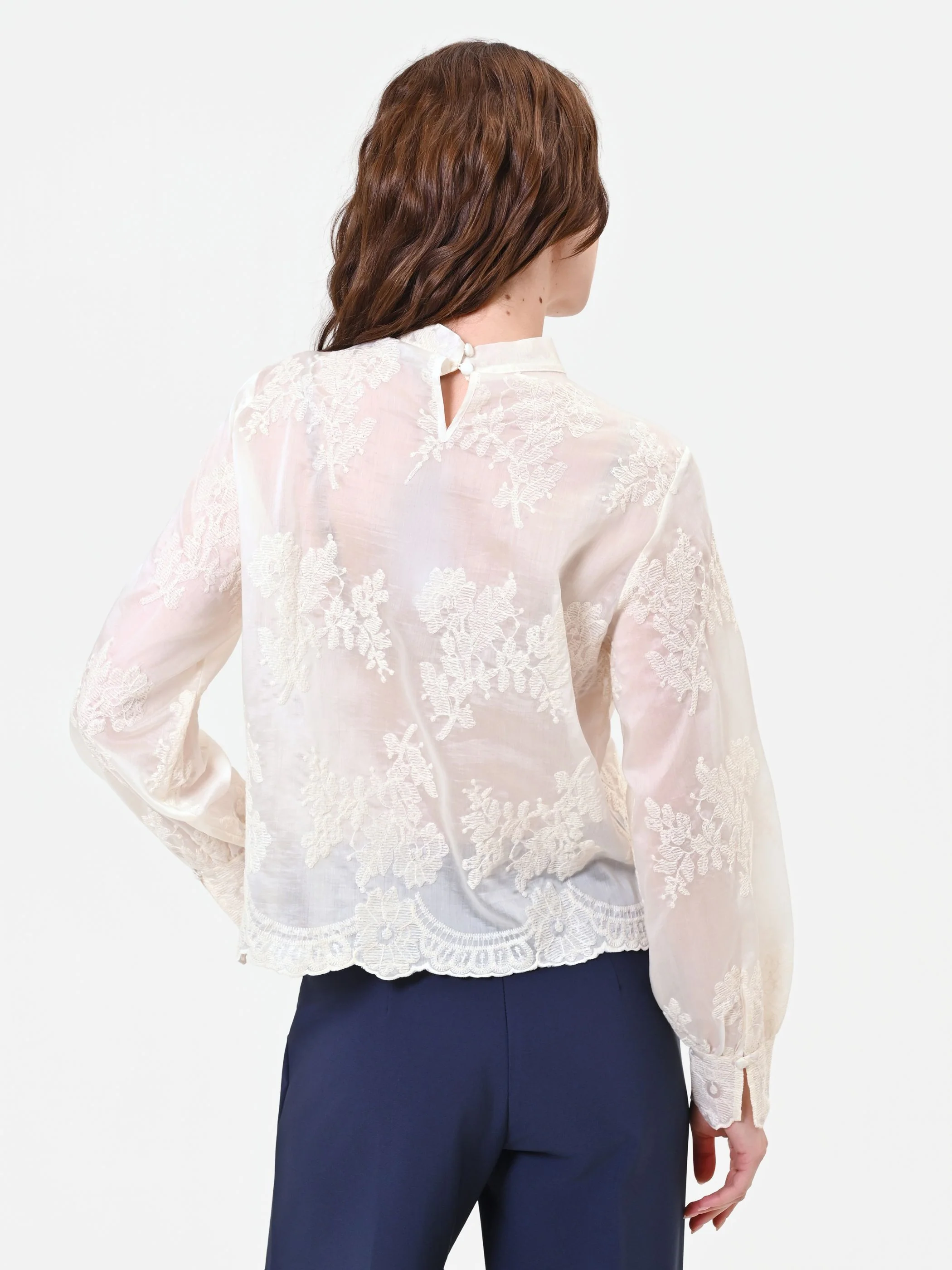 Blusa in pizzo panna con fiocco al collo - Image 3