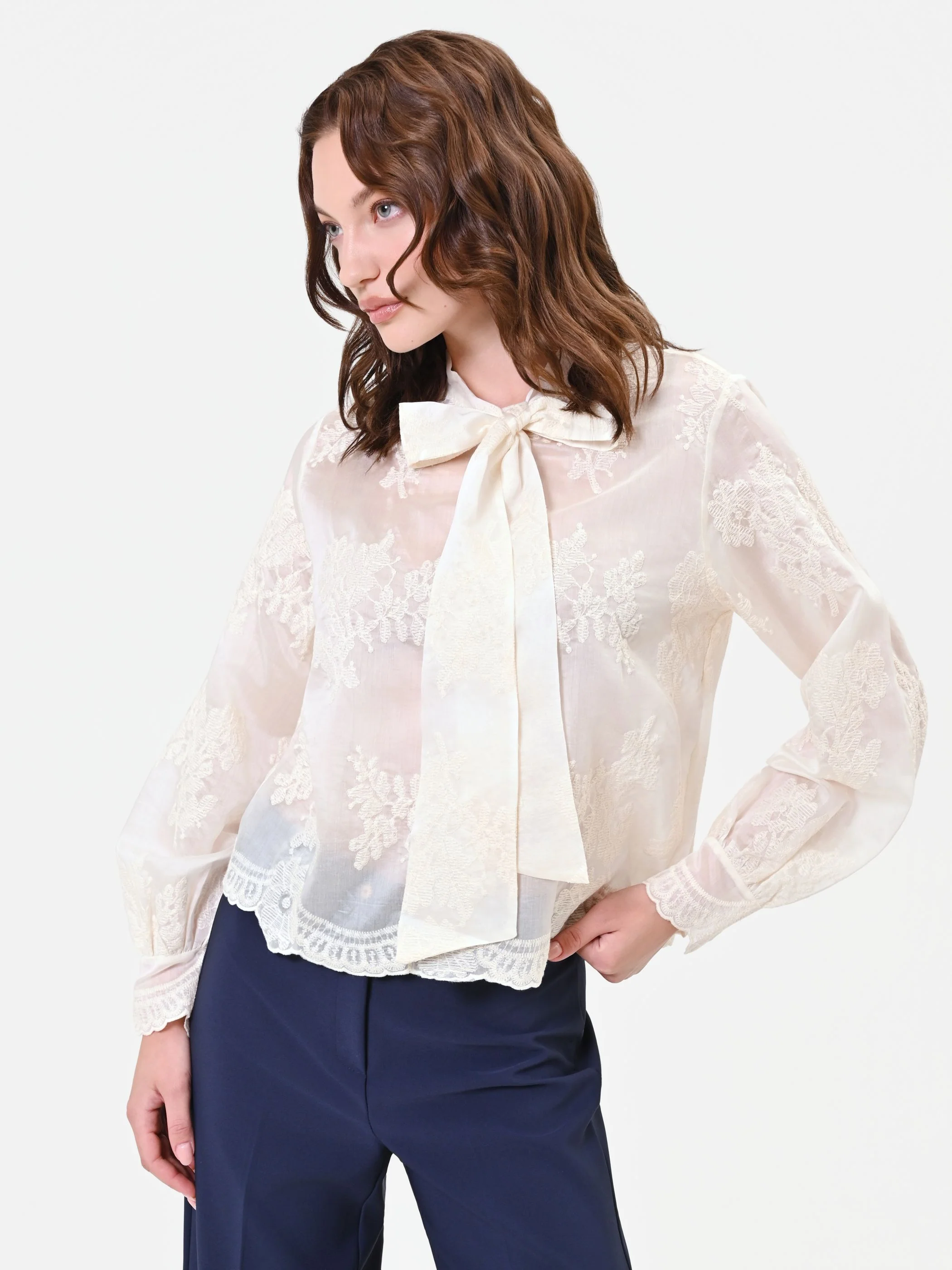 Blusa in pizzo panna con fiocco al collo - Image 5