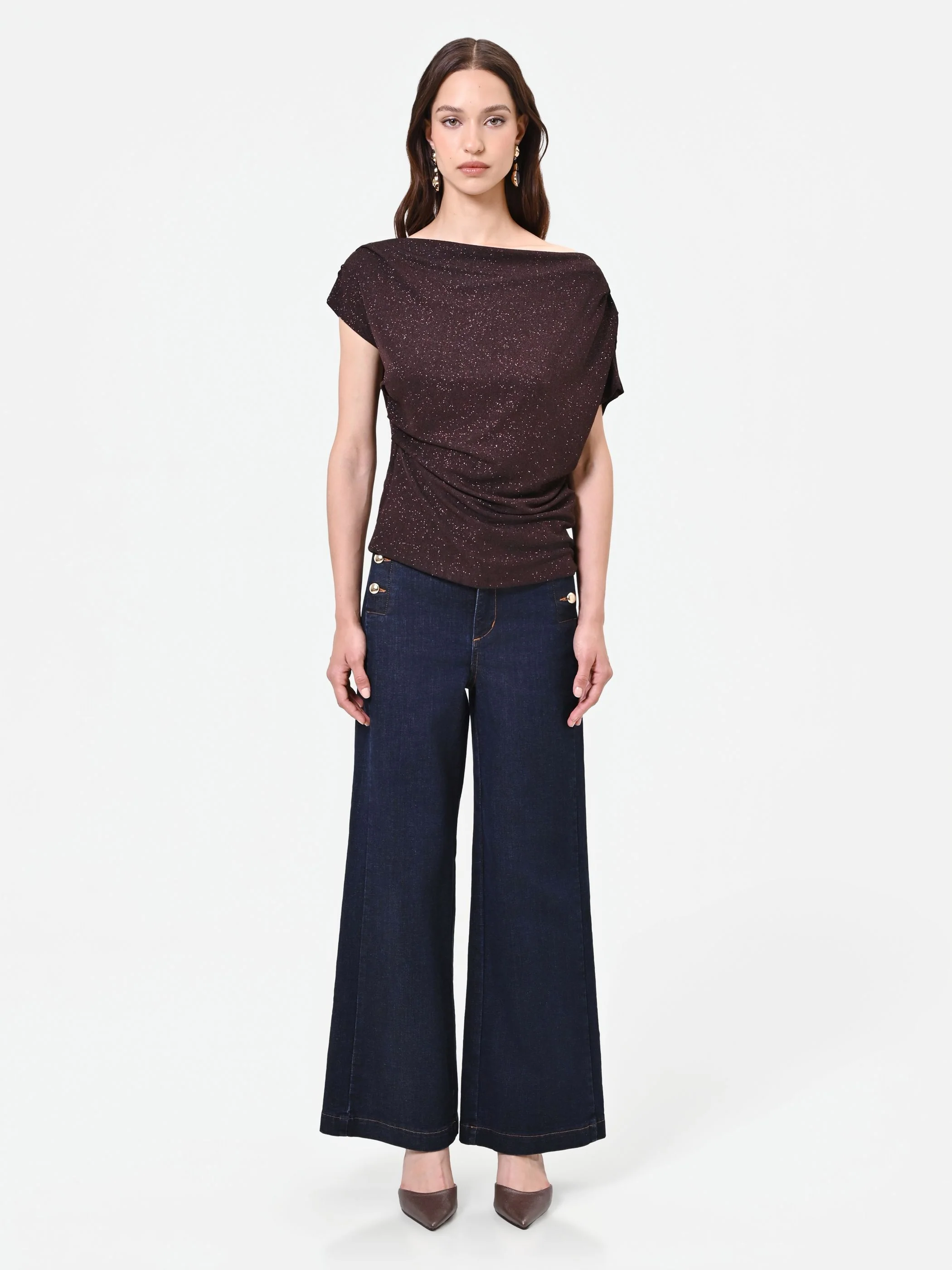 Blusa marrone con drappeggio asimmetrico