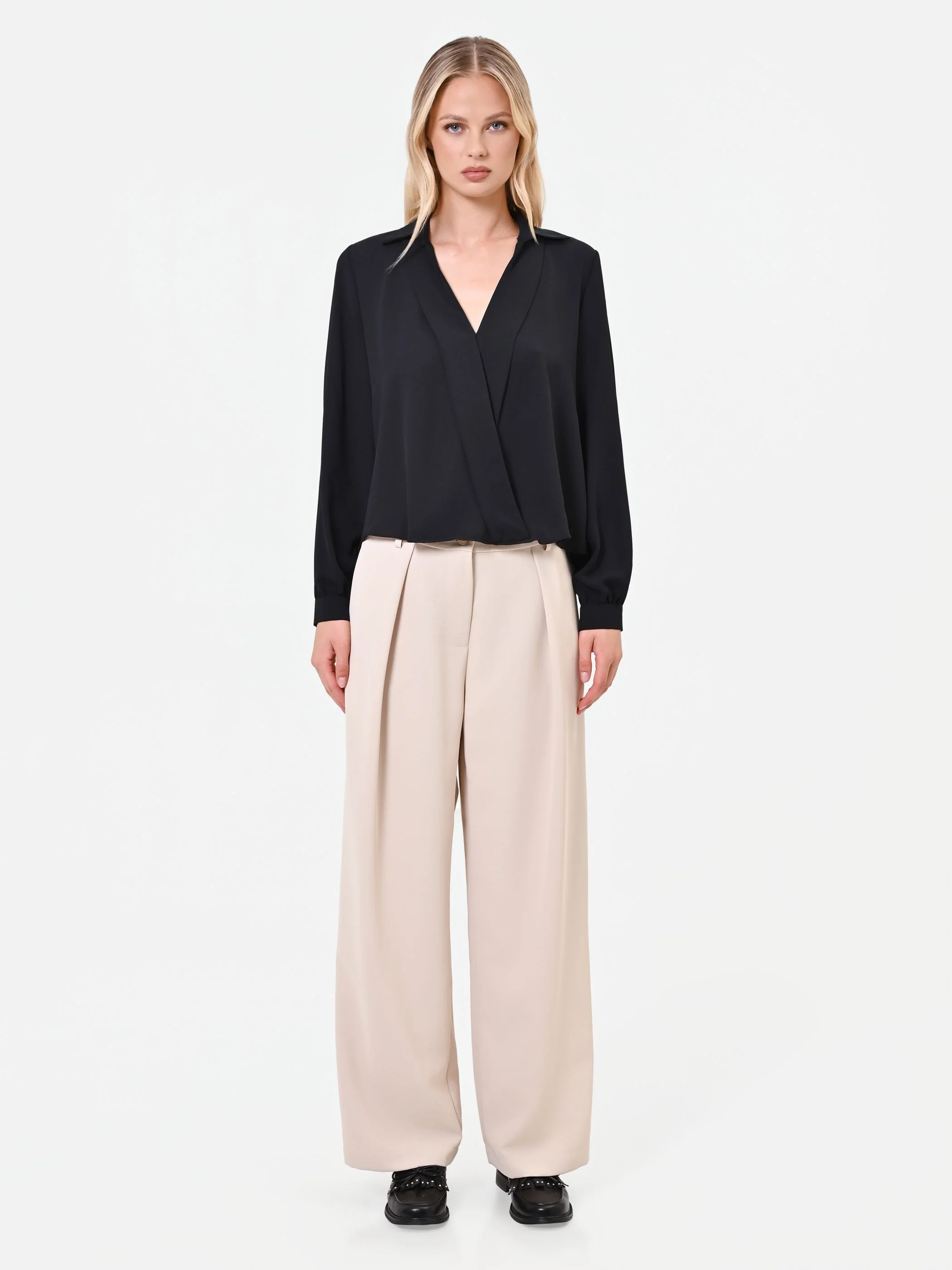 Blusa nera in raso con incrocio a portafoglio