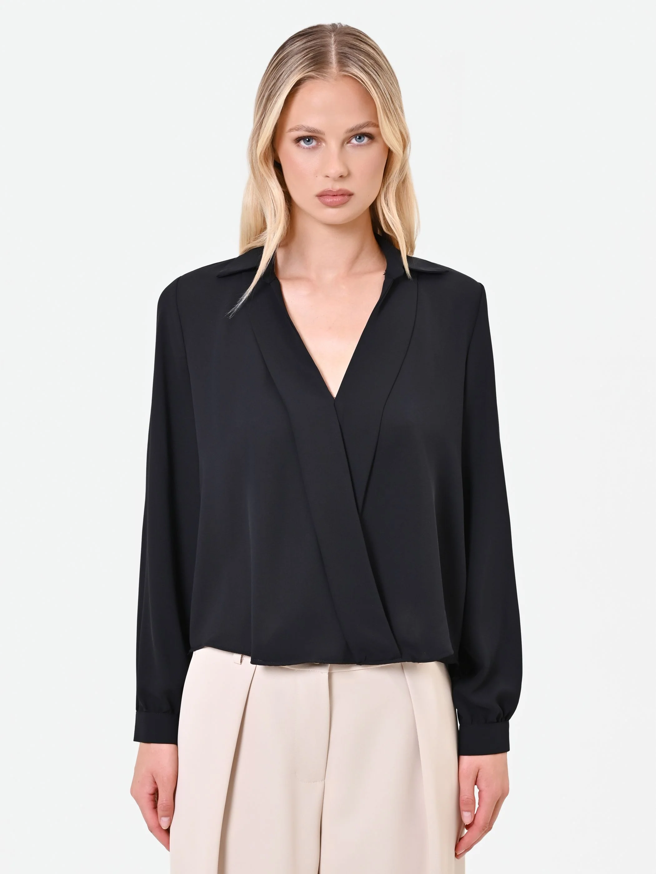 Blusa nera in raso con incrocio a portafoglio - Image 3