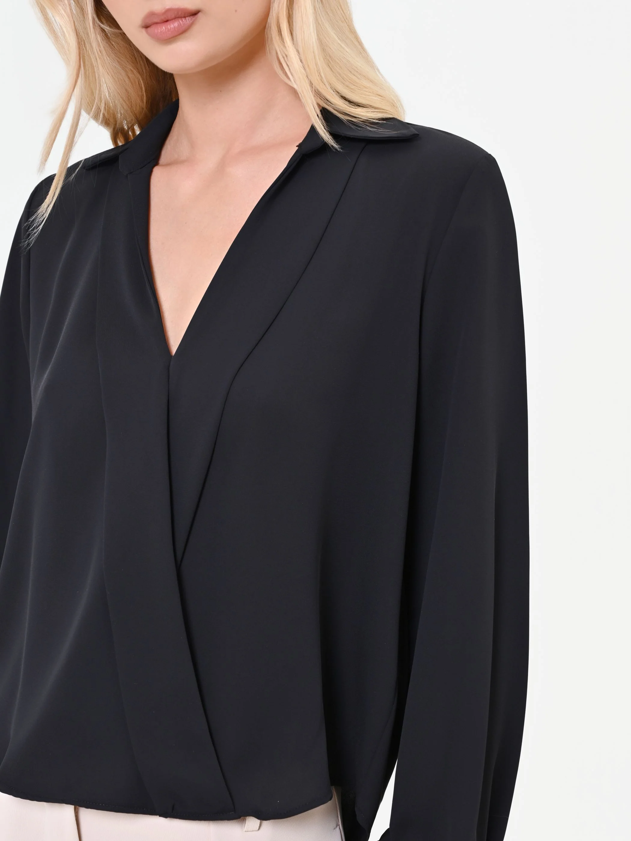 Blusa nera in raso con incrocio a portafoglio - Image 4