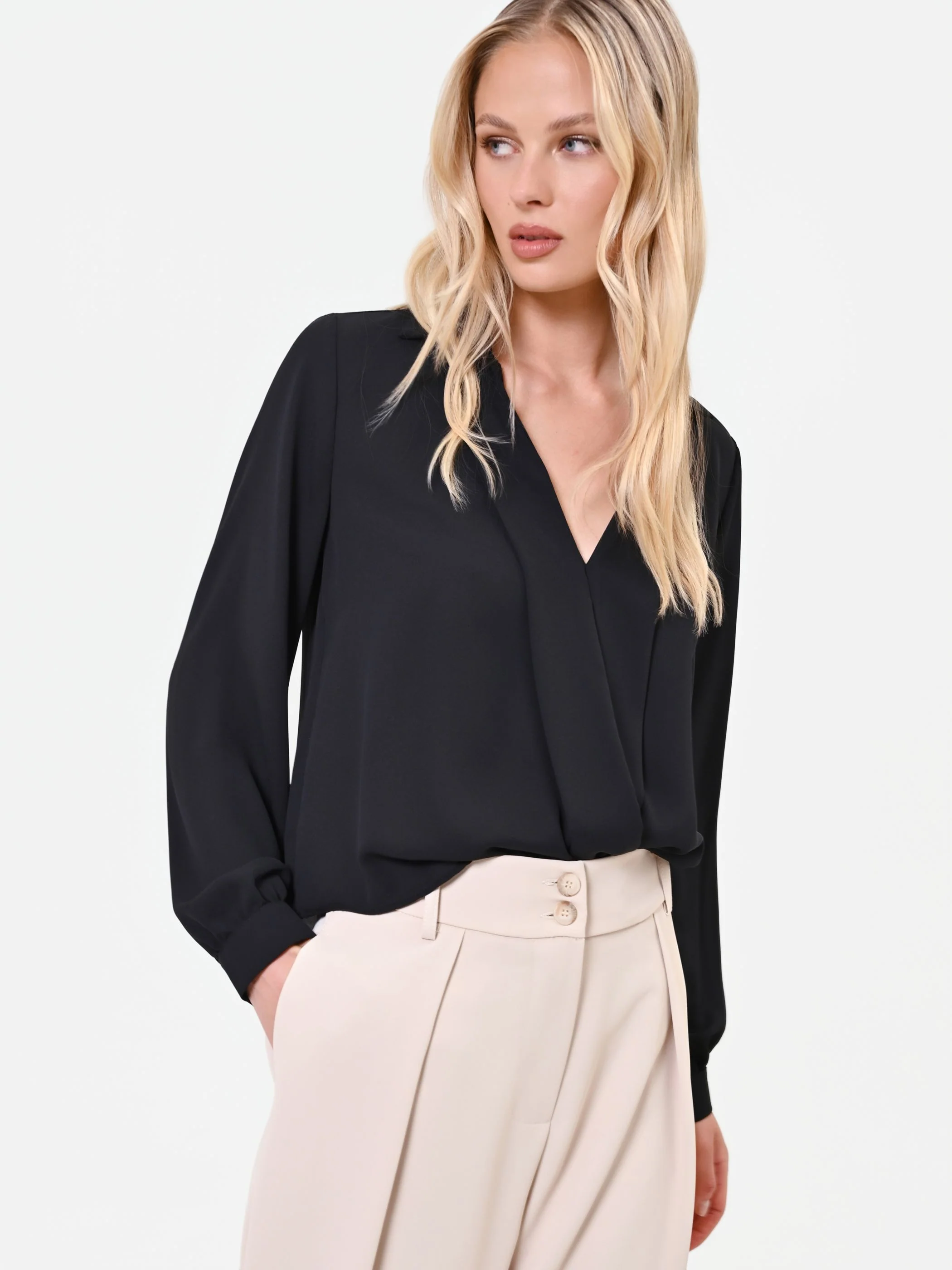 Blusa nera in raso con incrocio a portafoglio - Image 5