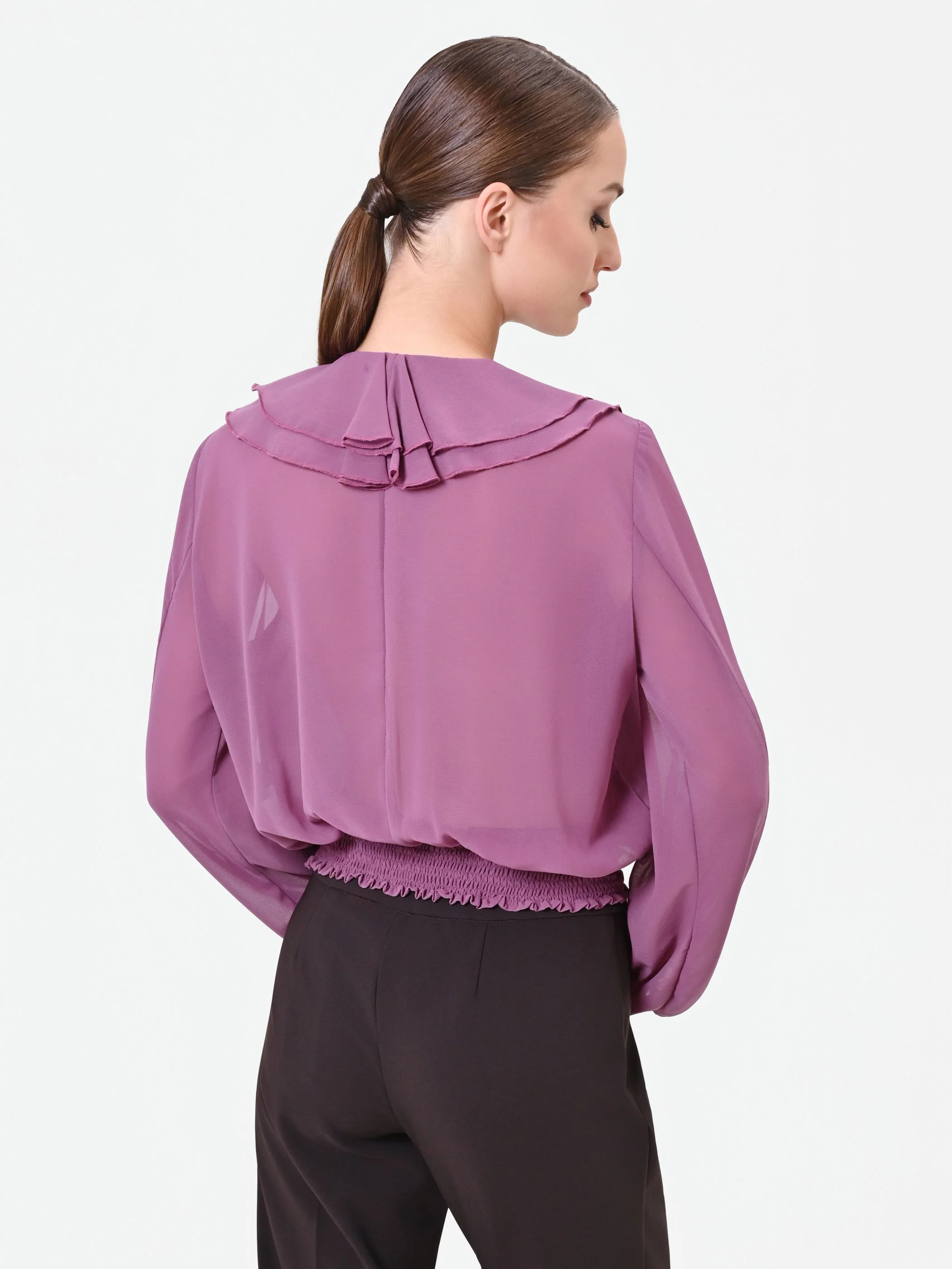 Blusa rosa antico con rouches e volant - Image 4