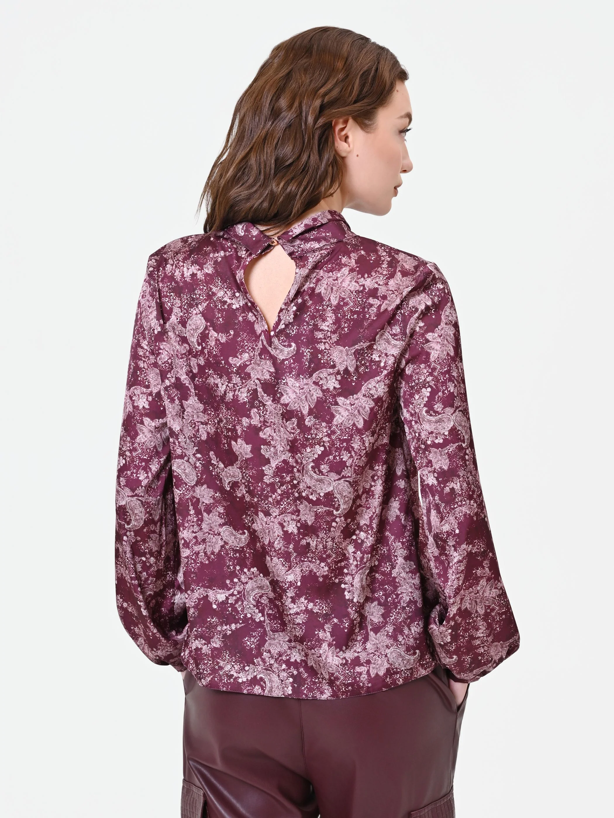 Blusa rosso bordeaux con fantasia e collo a torchon - Image 5