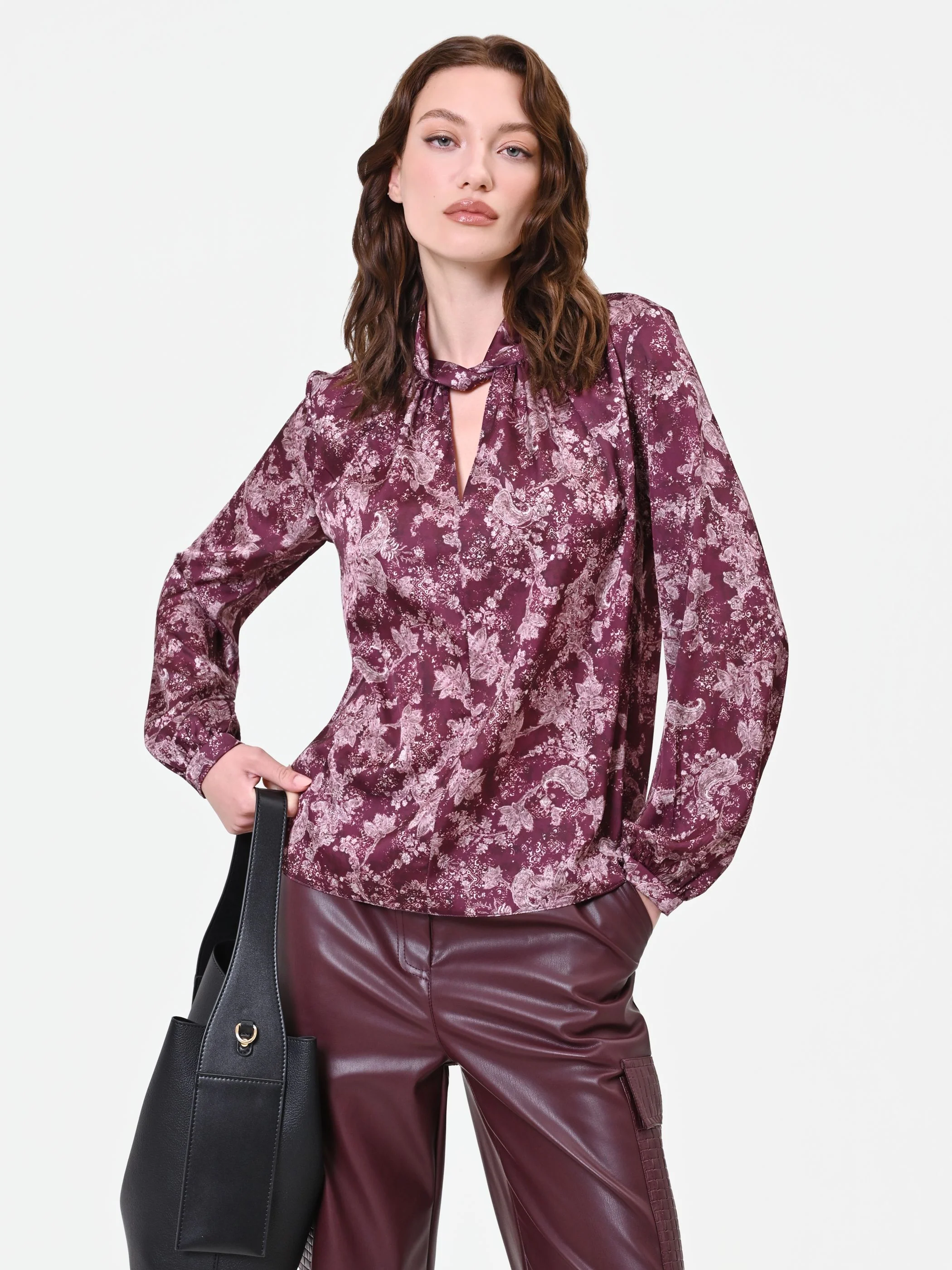 Blusa rosso bordeaux con fantasia e collo a torchon - Image 7