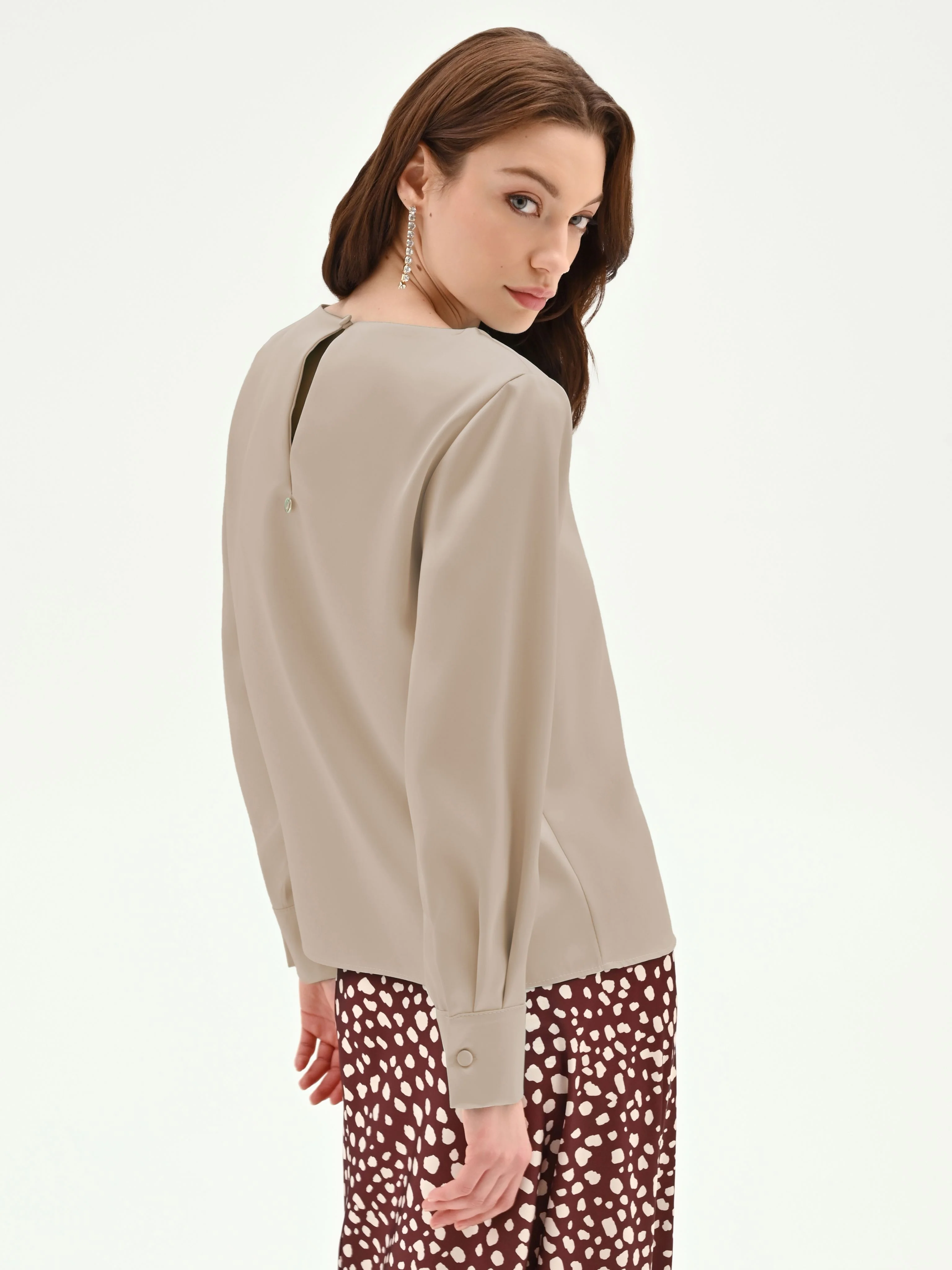 Blusa tortora beige con scollo a barchetta