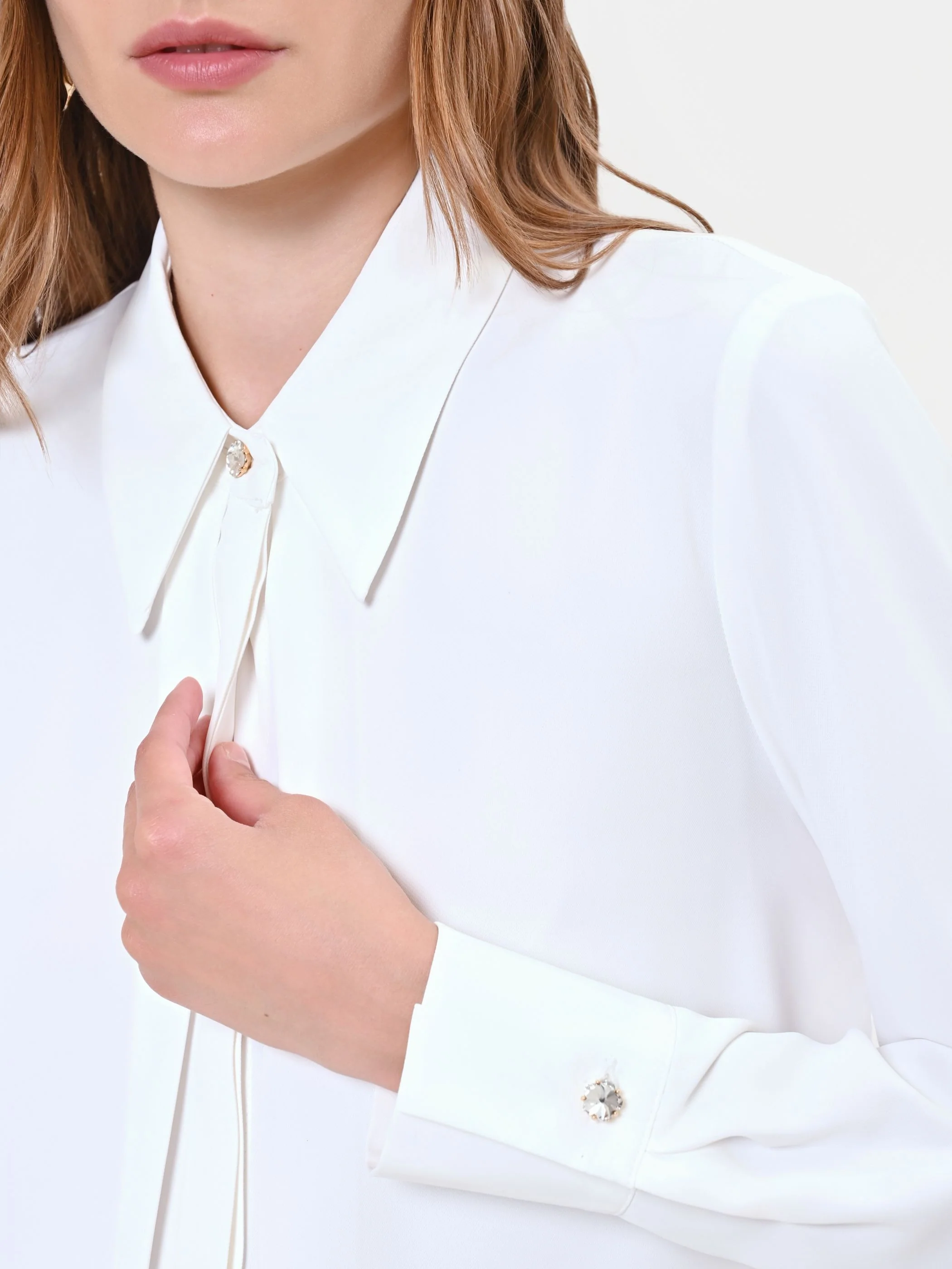 Camicia bianca con bottone gioiello - Image 5
