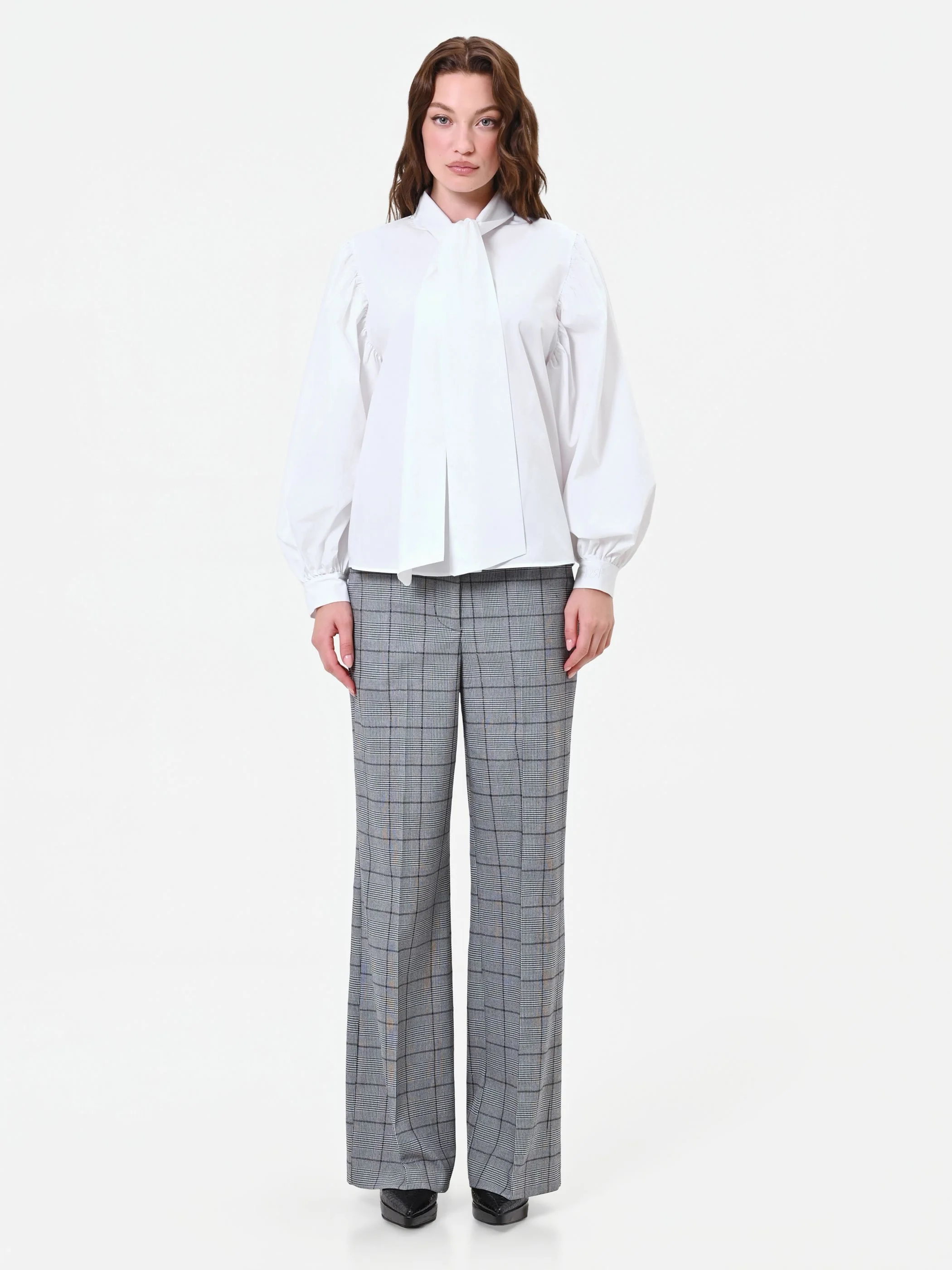Camicia bianca con fiocco lavallière