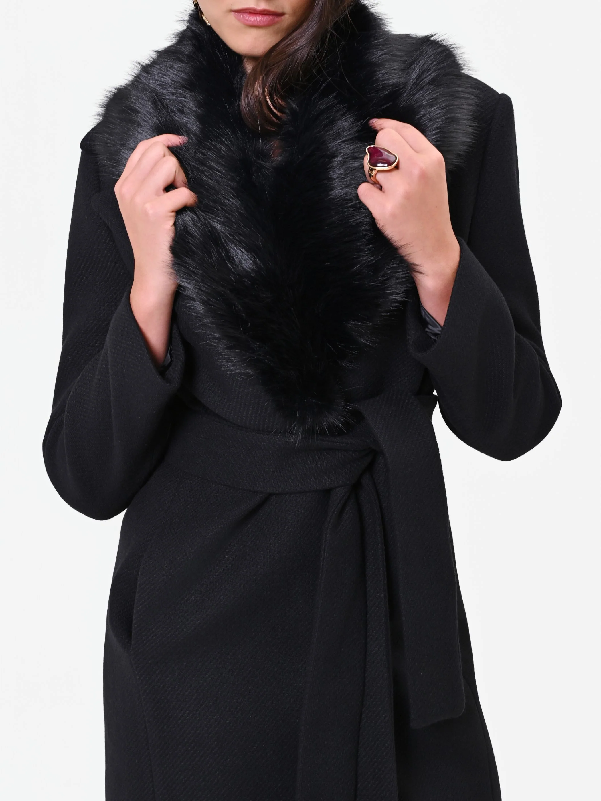 Cappotto midi nero con collo effetto pelliccia - Image 2