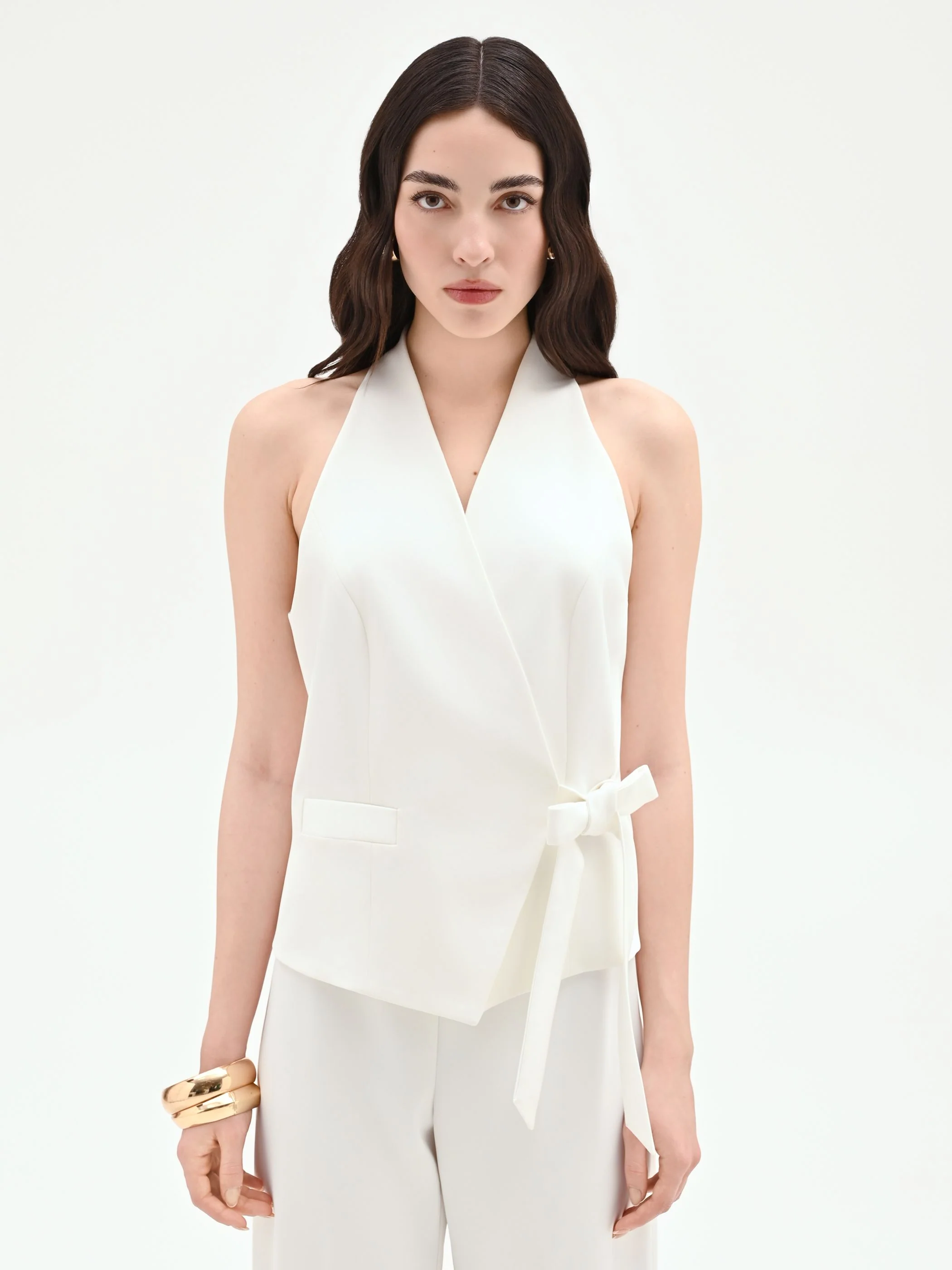 Gilet bianco con chiusura a fiocco laterale - Image 2