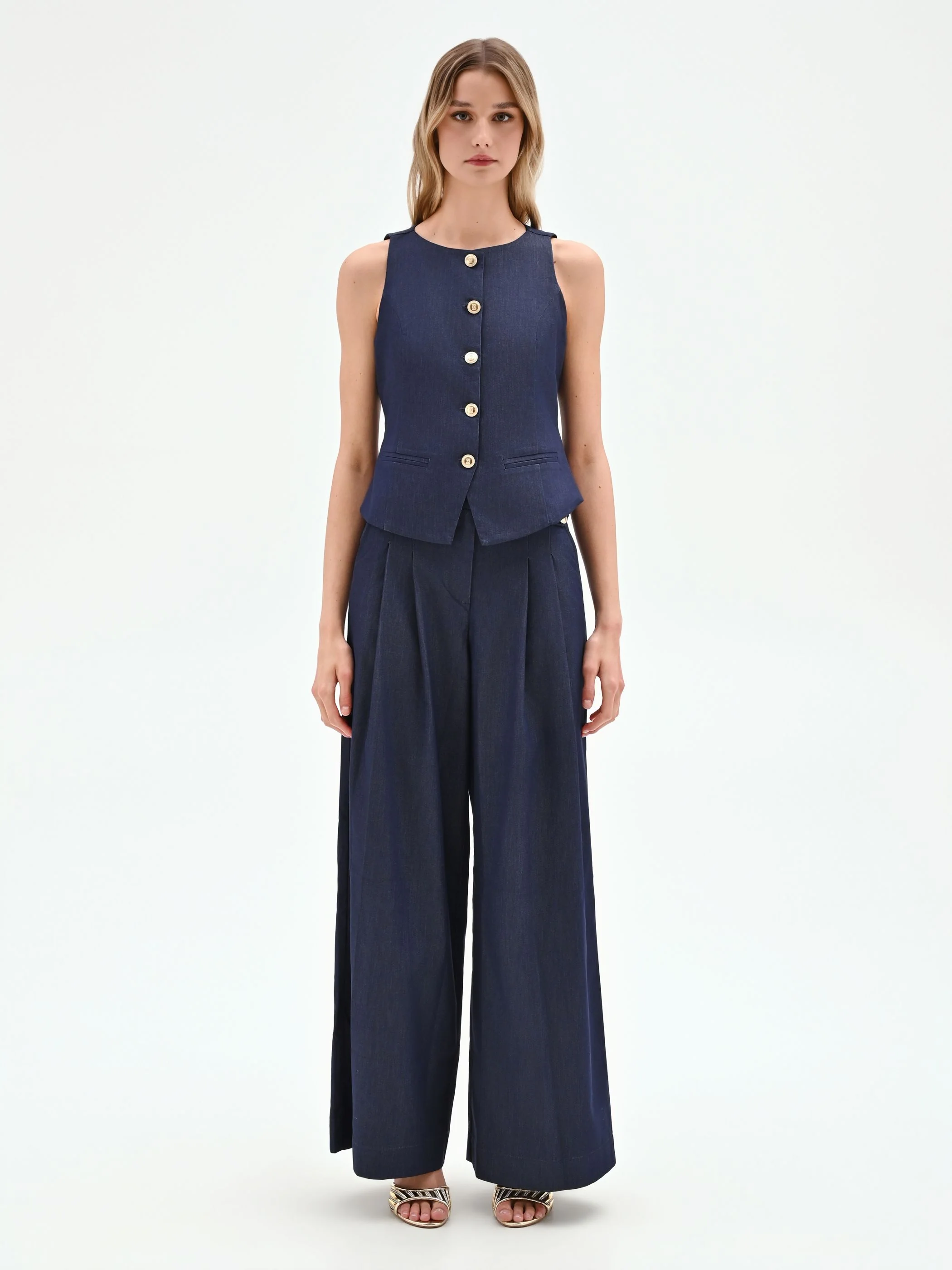 Gilet blu in jeans con bottoni dorati