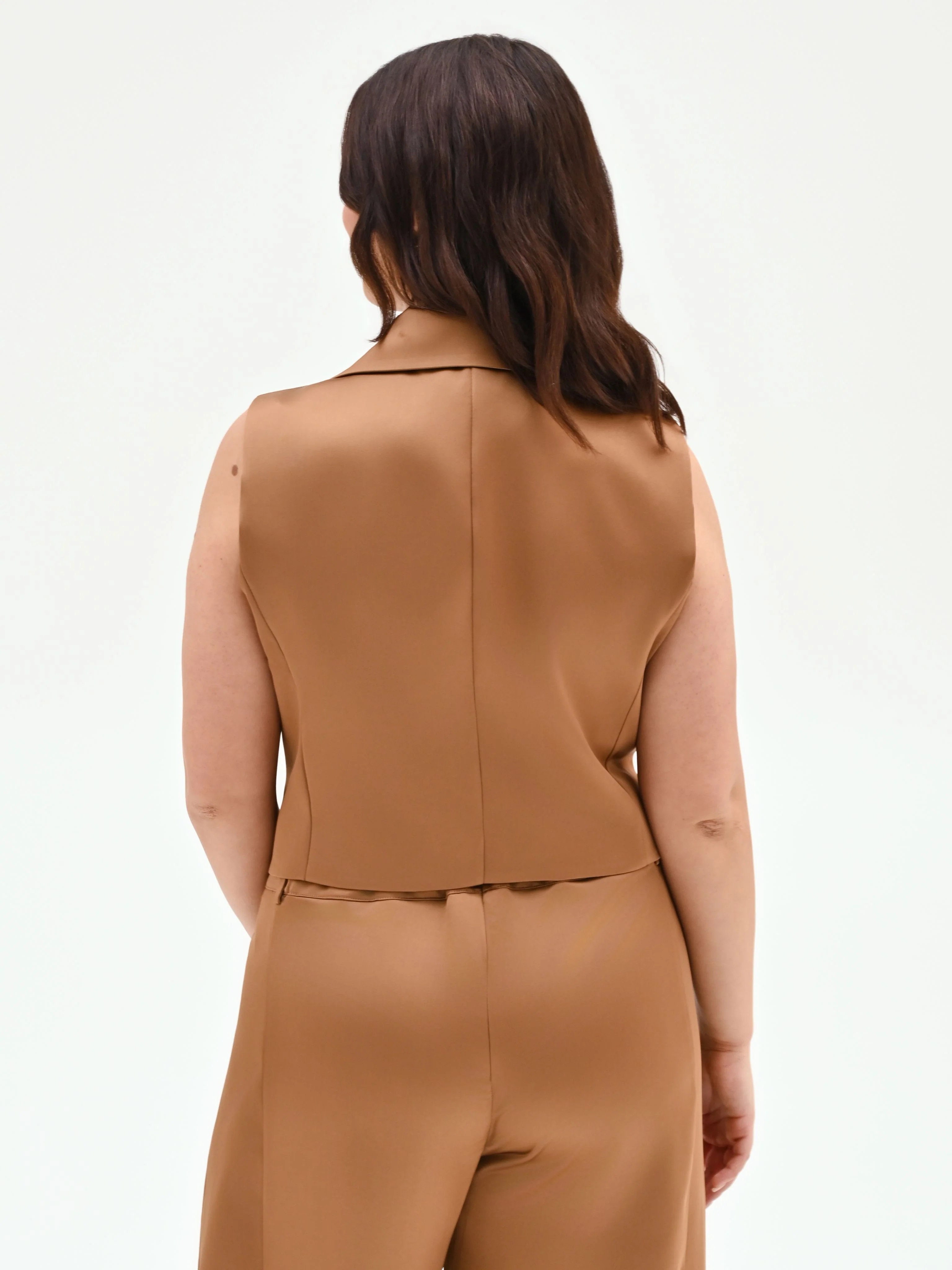 Gilet curvy marrone bronzo in raso con rever - Image 2