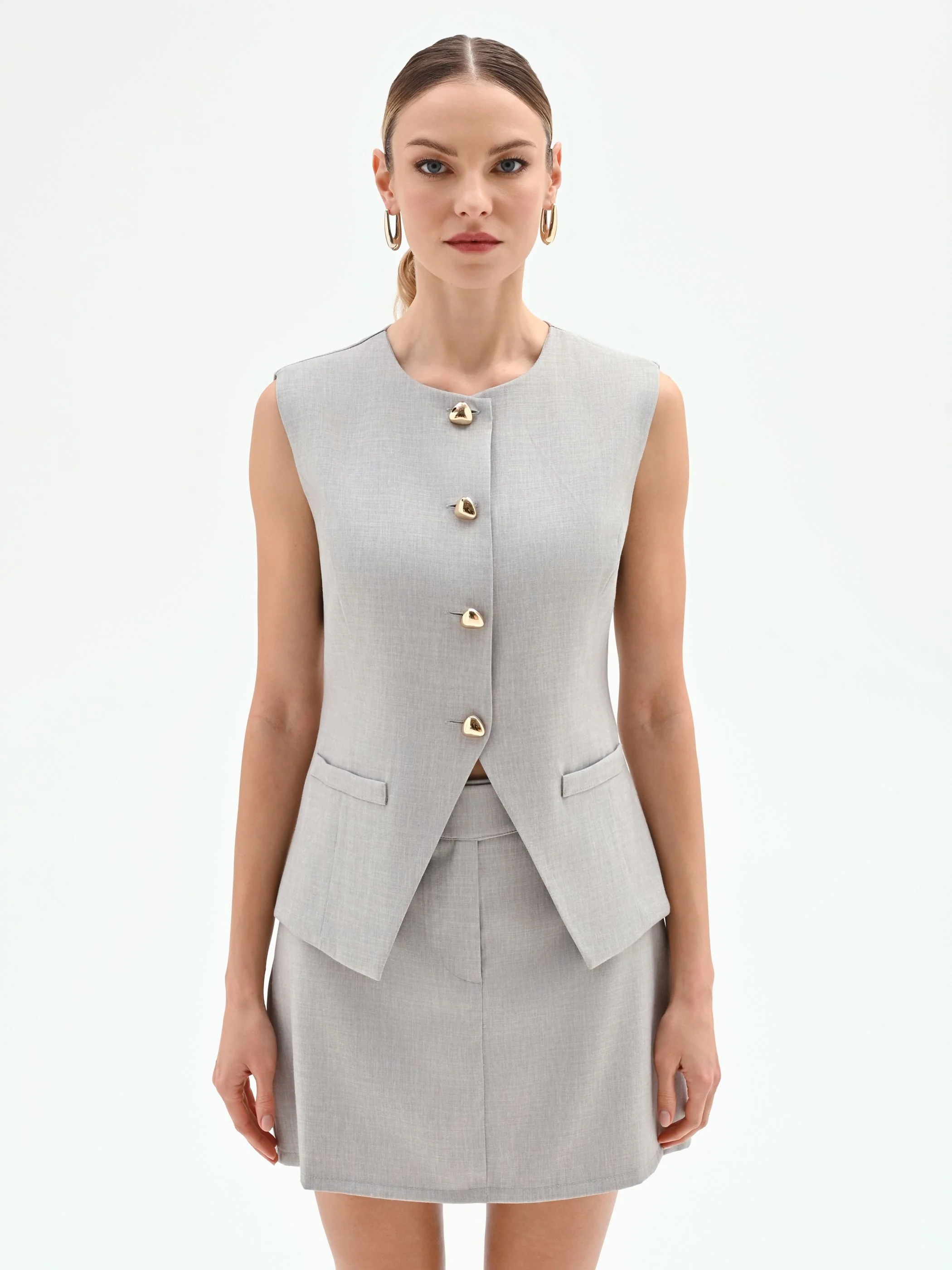 Gilet grigio sciancrato con bottoni dorati - Image 2