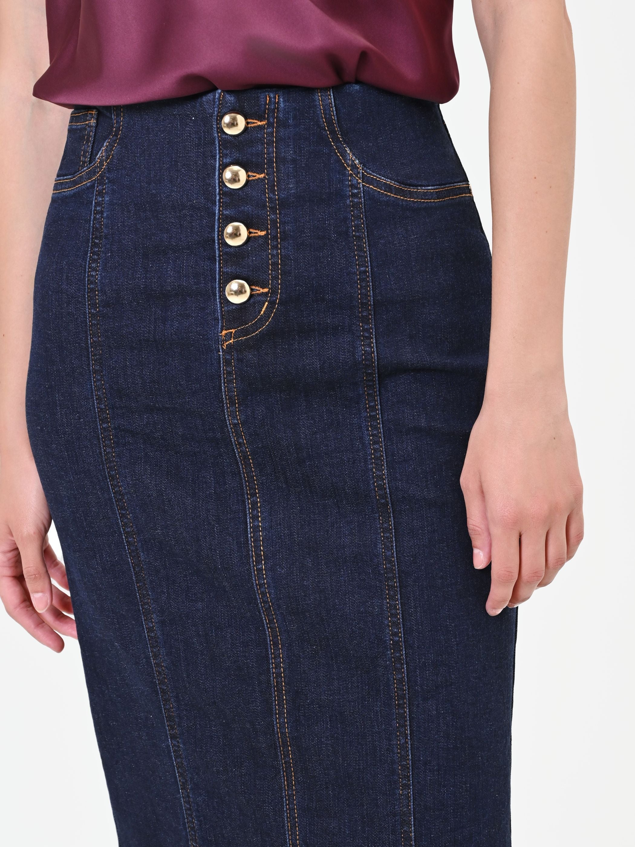 Gonna tubino blu navy in denim con bottoni dorati - Image 5