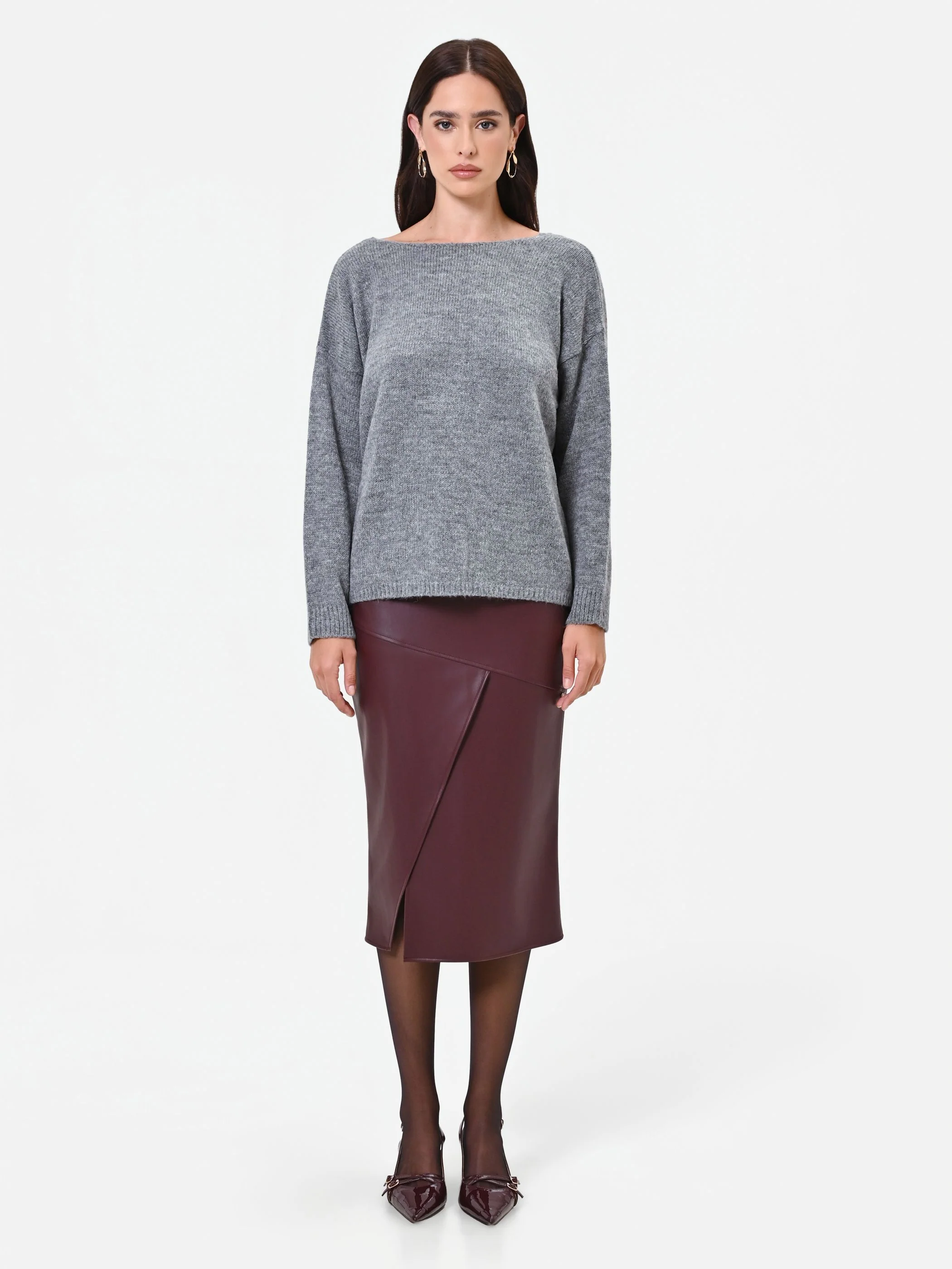 Maglia grigia con scollo a barchetta