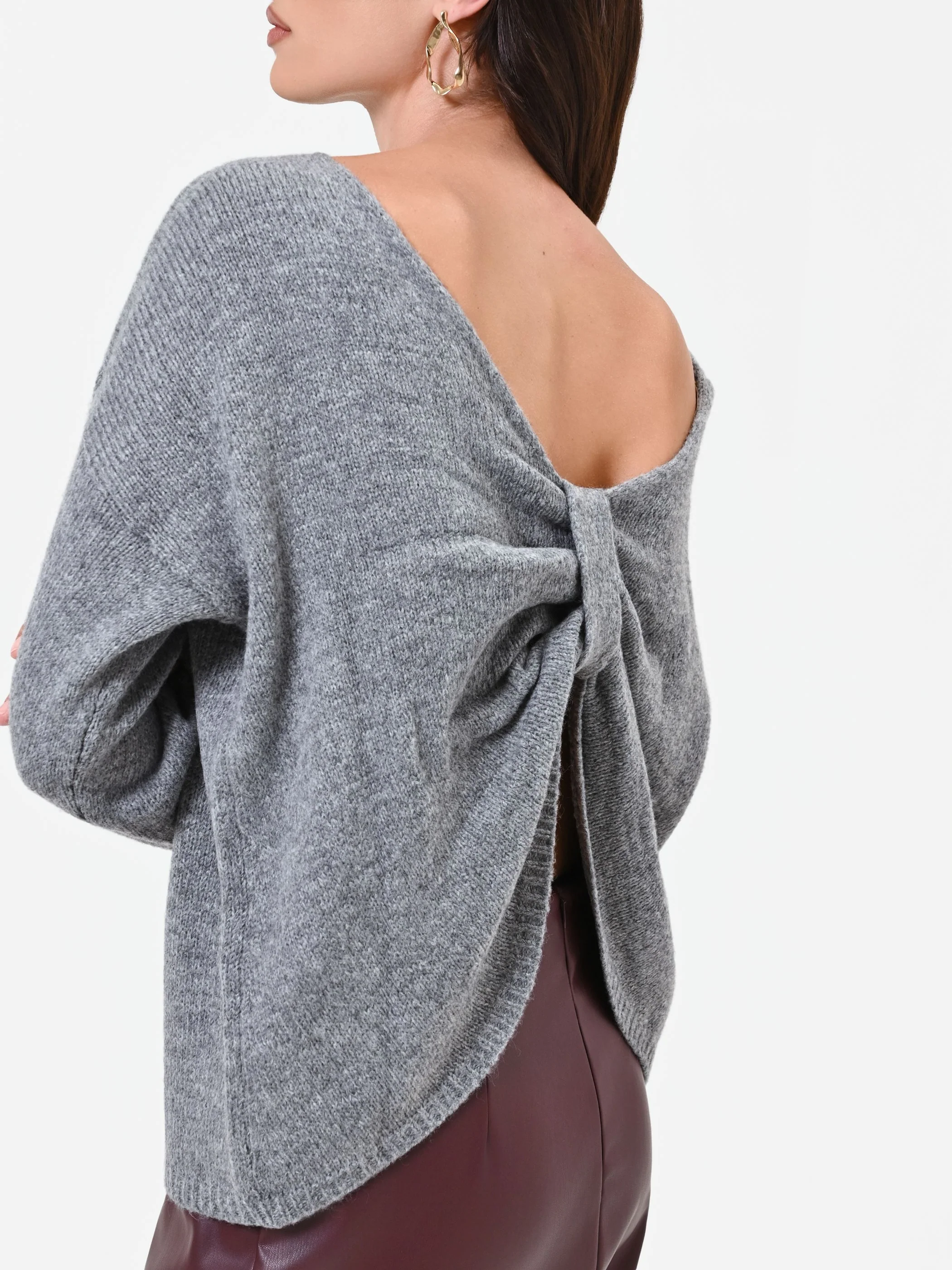 Maglia grigia con scollo a barchetta - Image 3
