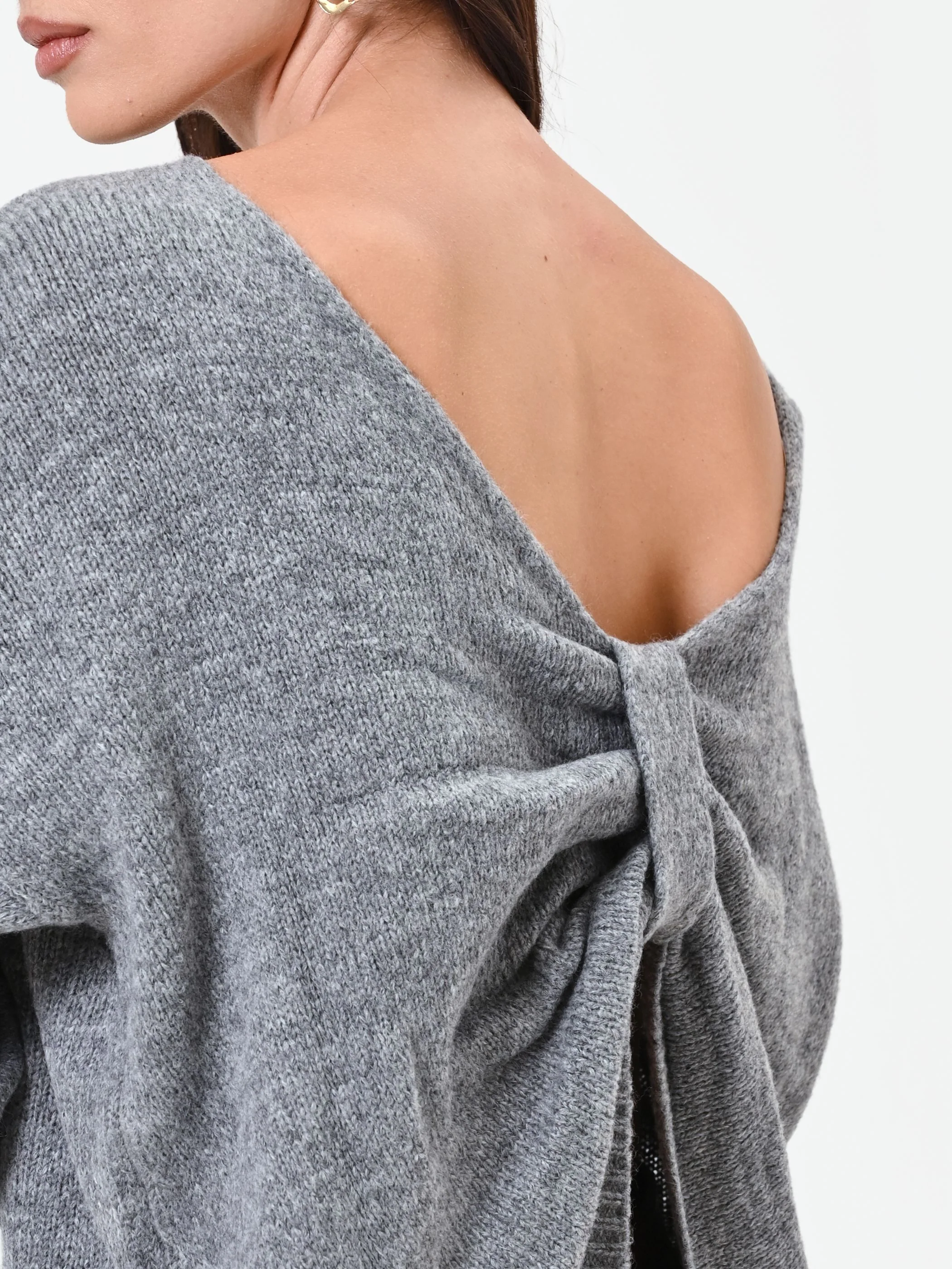 Maglia grigia con scollo a barchetta - Image 4