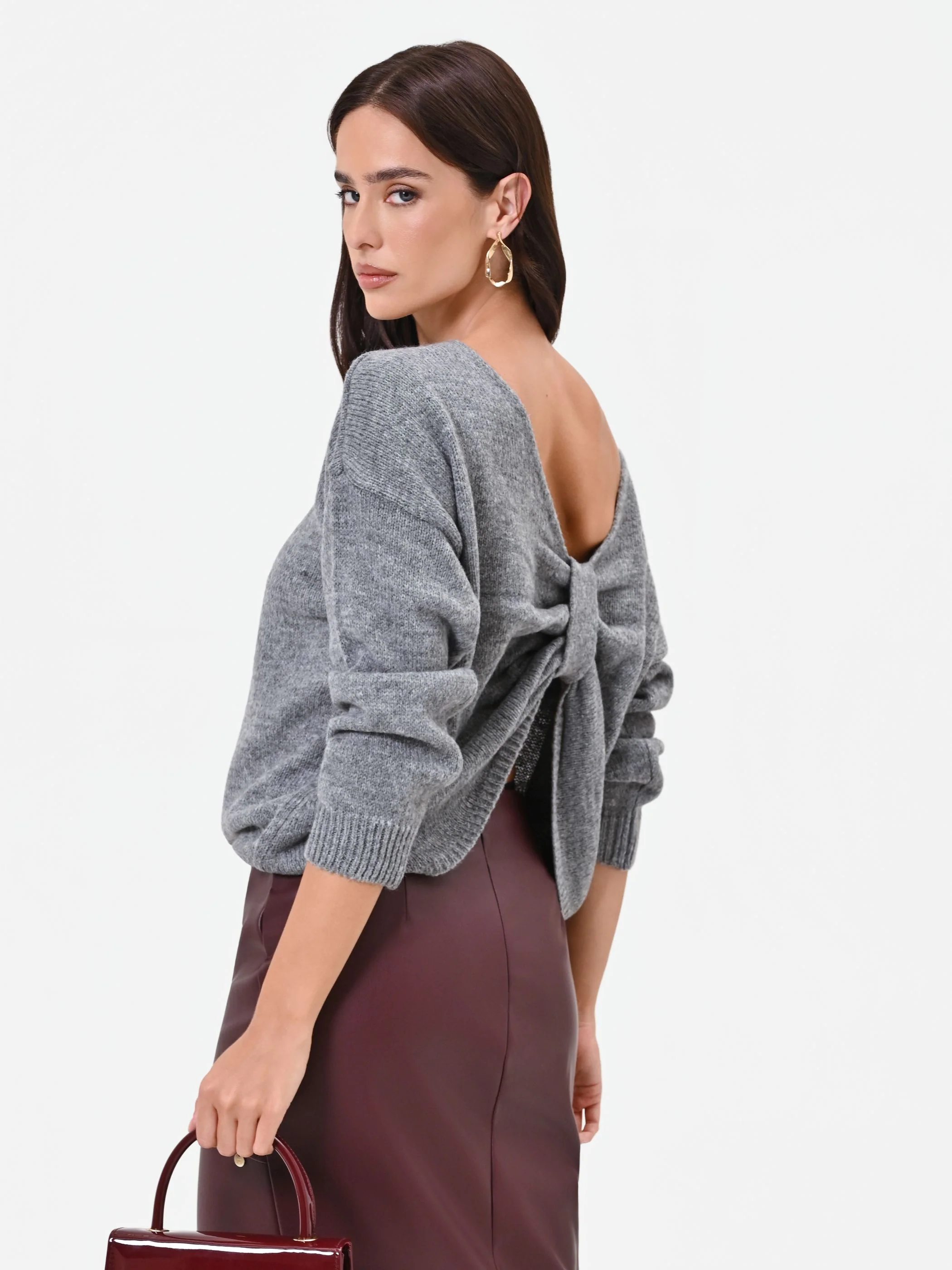 Maglia grigia con scollo a barchetta - Image 6
