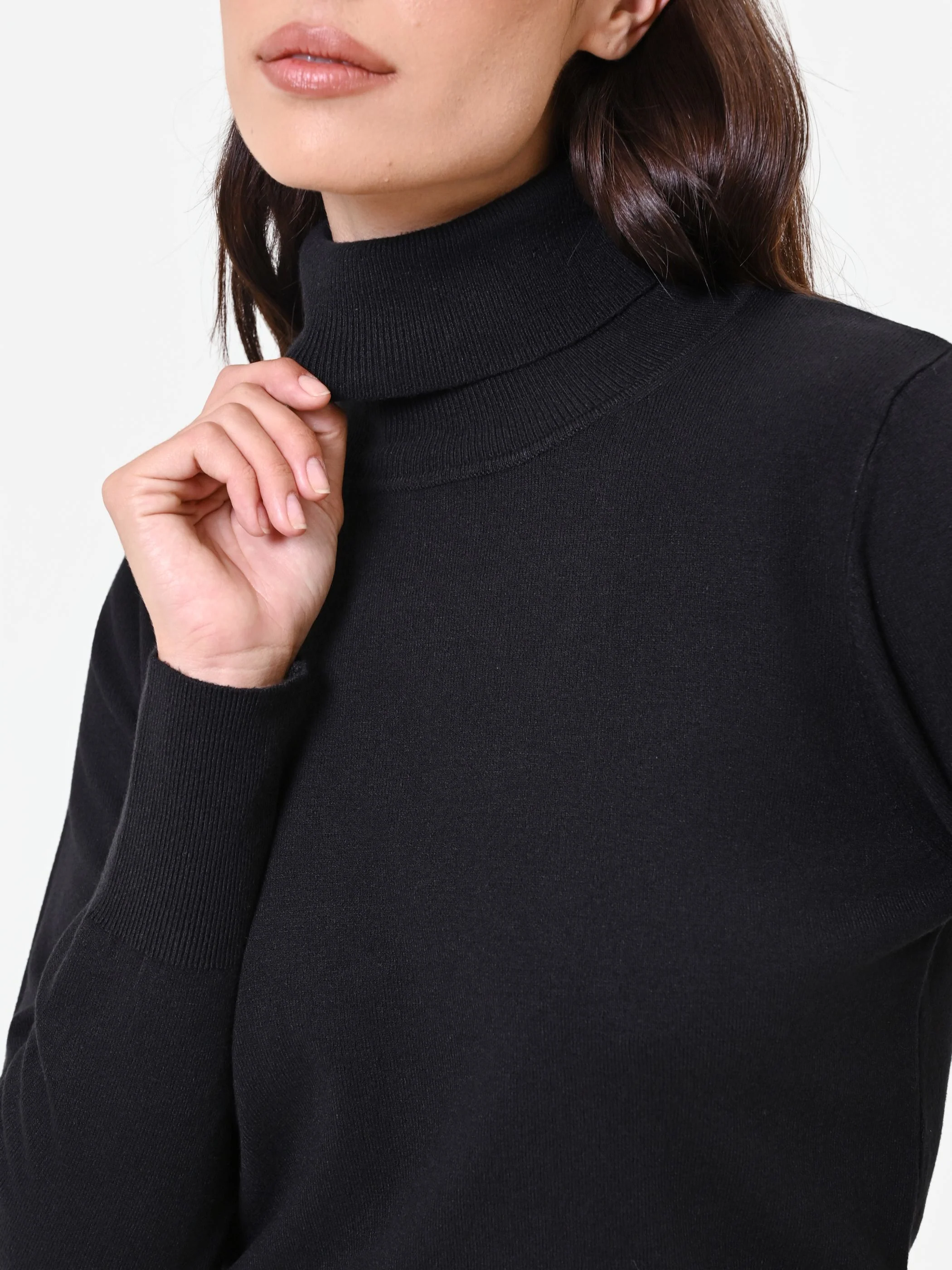 Maglia nera a lupetto dalla vestibilità aderente