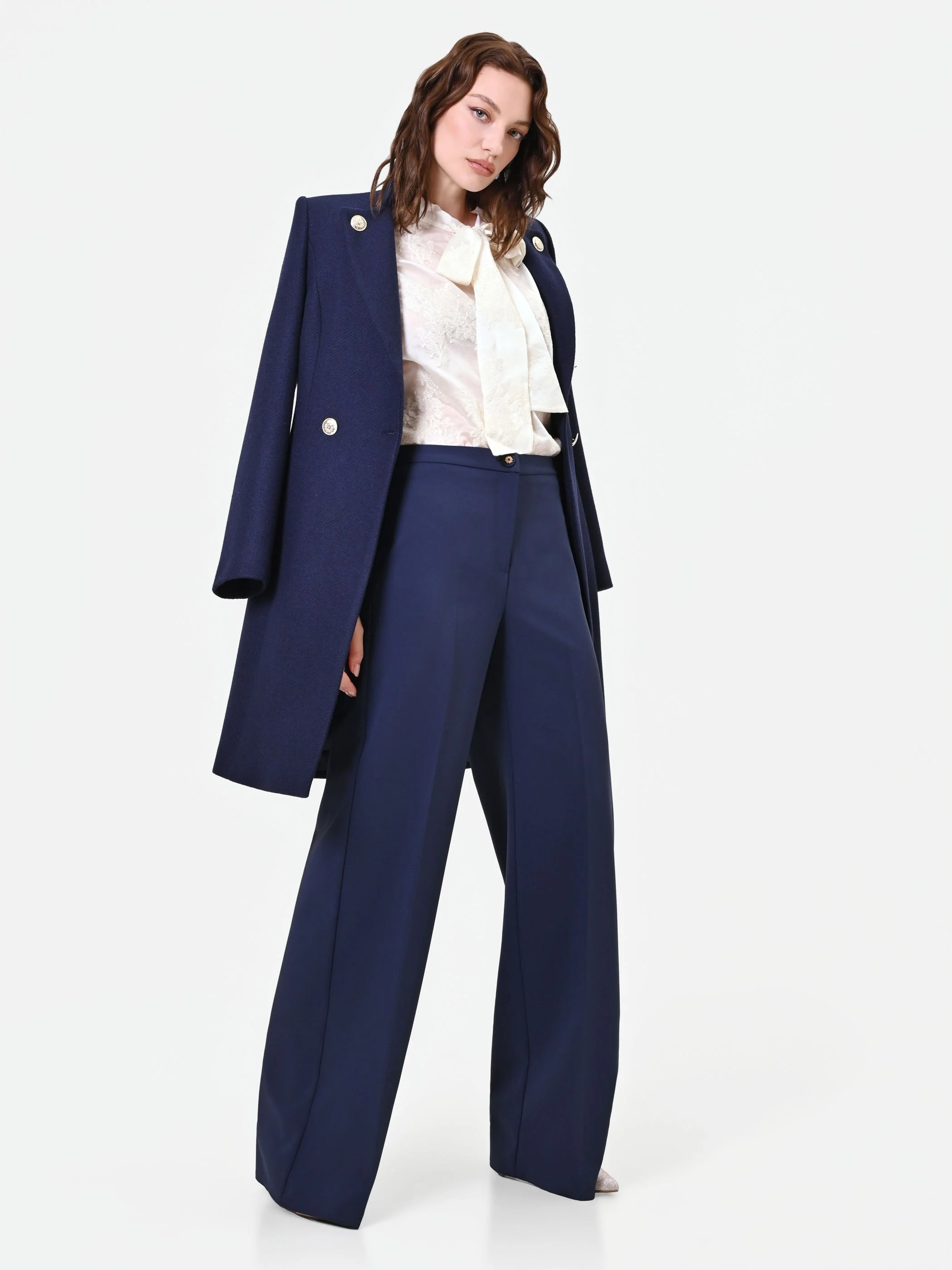 Pantalone a palazzo blu navy con piega stirata - Image 6