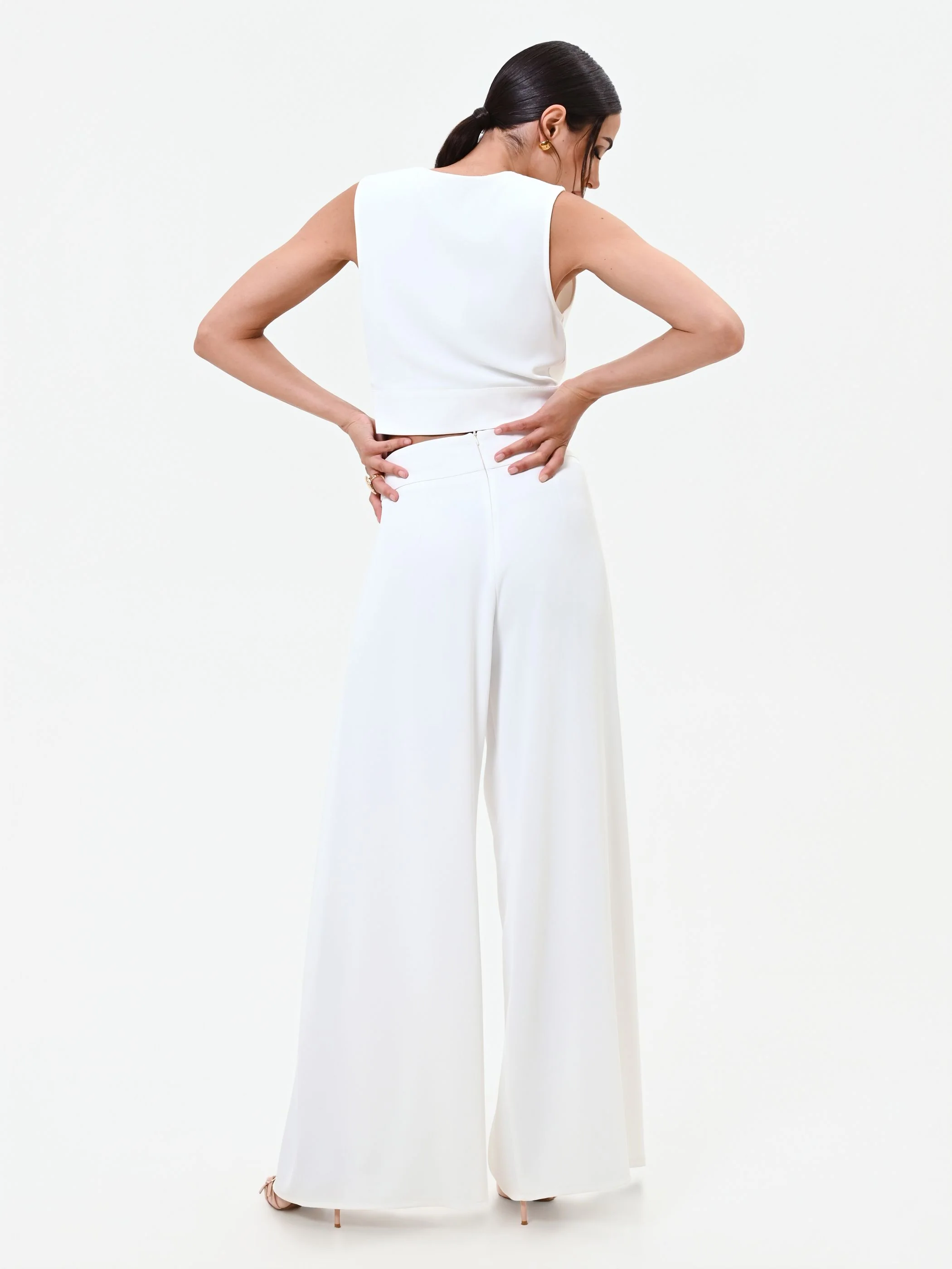 Pantalone palazzo bianco con bottone design - Image 2