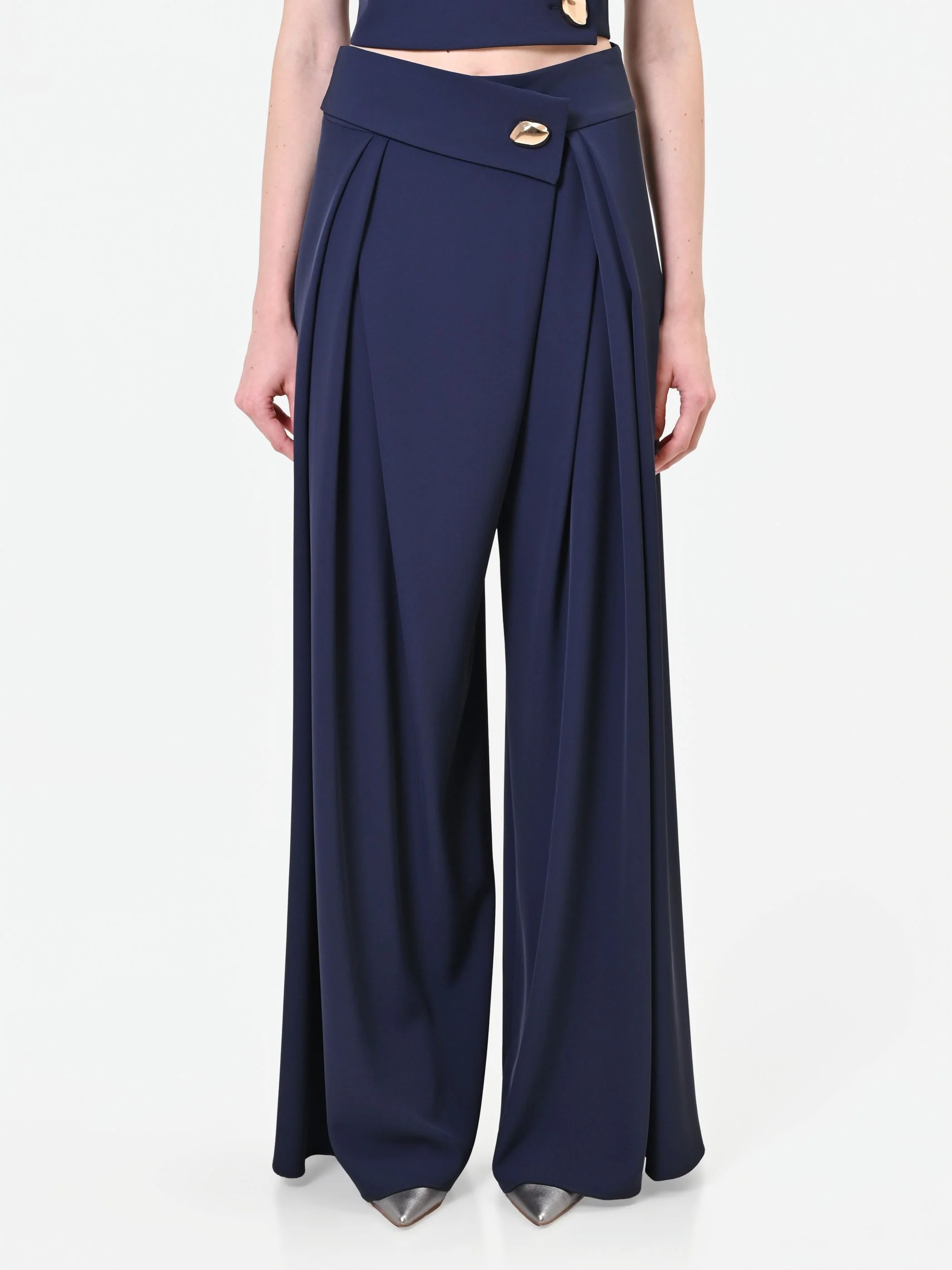 Pantalone palazzo blu navy con bottone design - Image 2