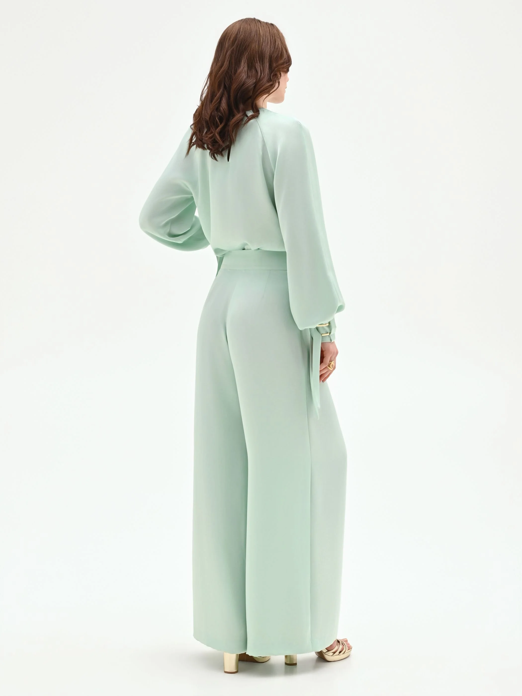 Pantalone palazzo verde menta con spacco frontale