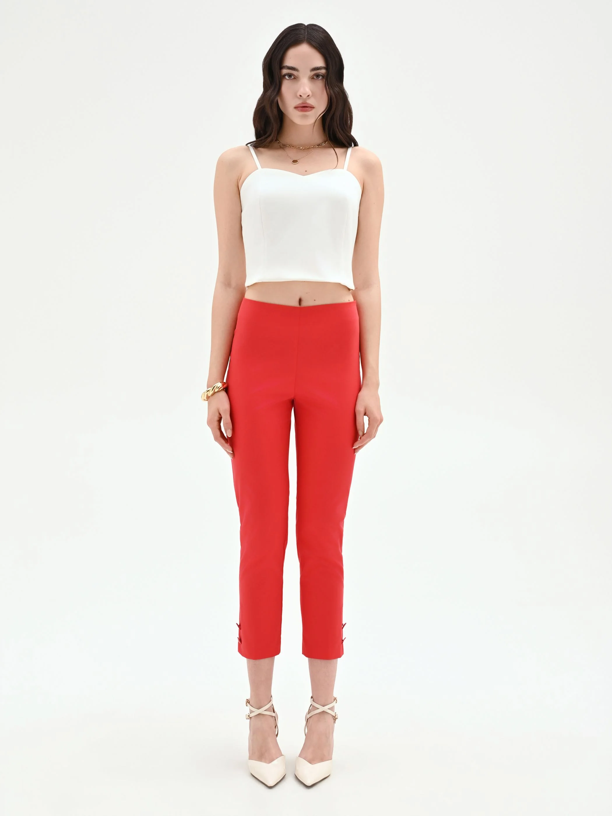 Pantalone rosso fragola con bottoni sul fondo